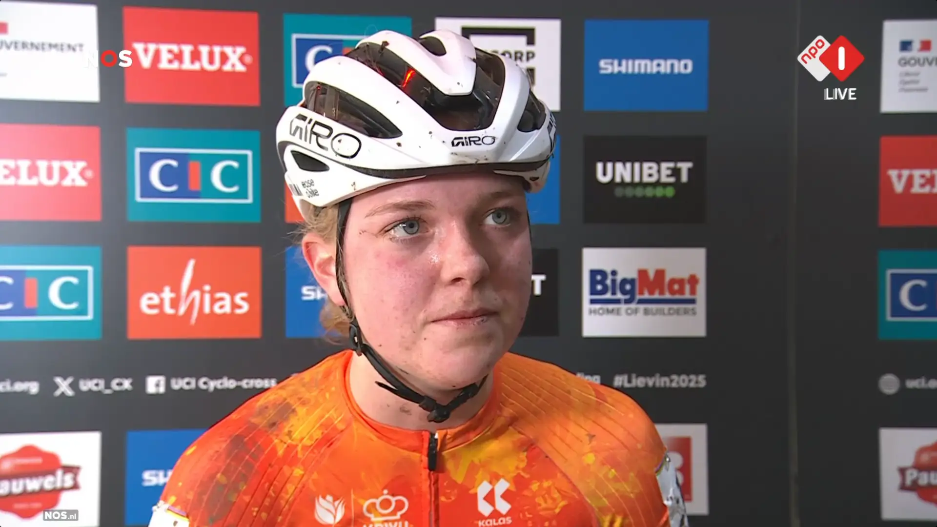 Dutch Van Empel takes cyclo-cross world title in thrilling finish: "Lucinda Brand was an incredible rival today"
