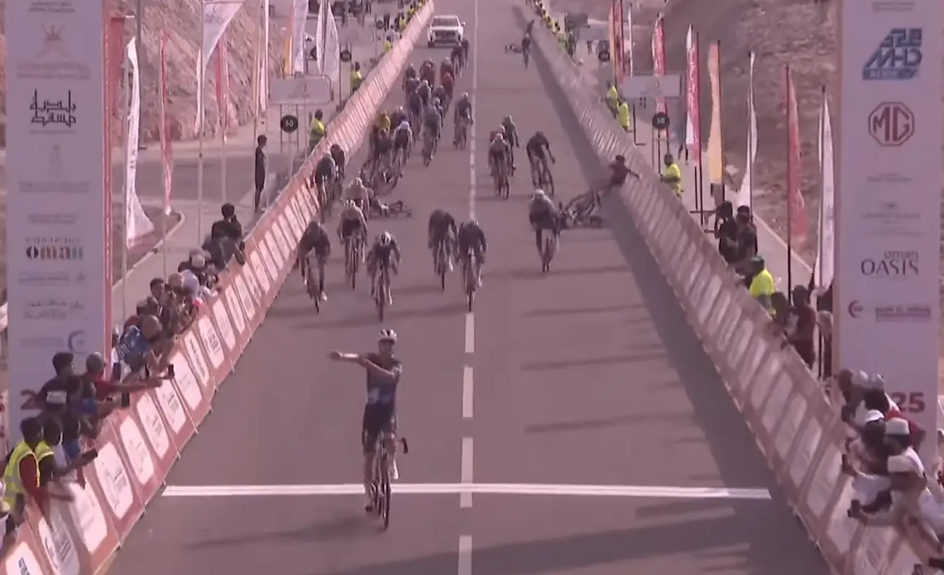 Spectacular first pro win for Vervaeke in Oman overshadowed by bizarre crashes in the final meters, Kooij loses leader’s jersey