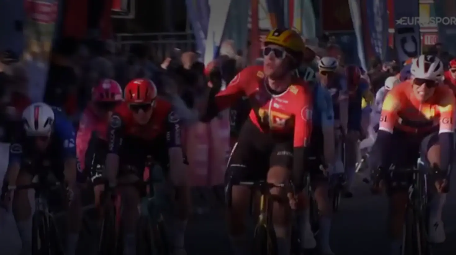 Waerenskjold surprises top sprinters in Bessèges after car drives onto the course in the final