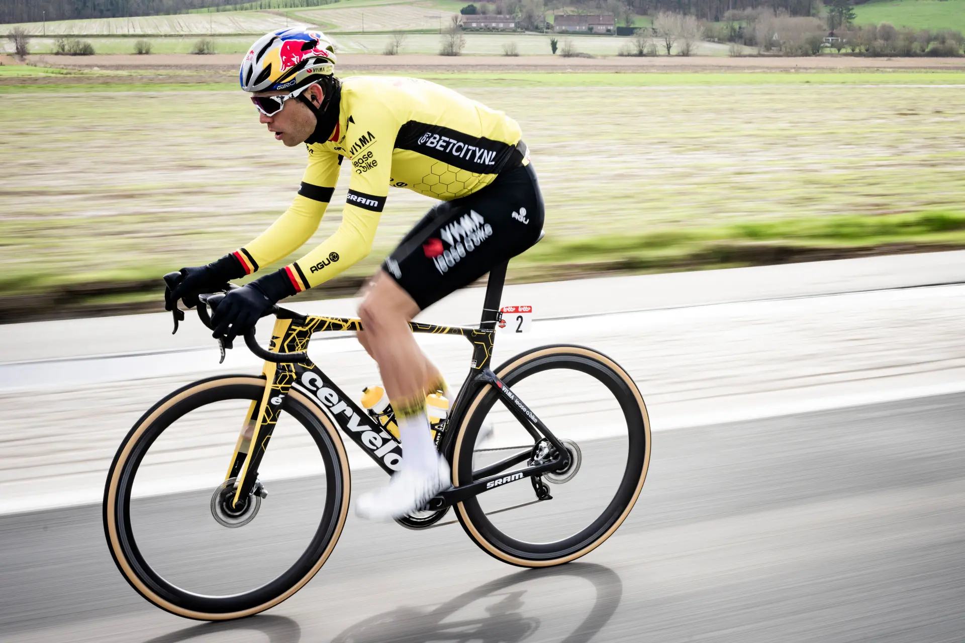 Training maniac Van Aert strikes again: "Recklessly taking unnecessary risks on the Playa de Palma bike path. Love it!"