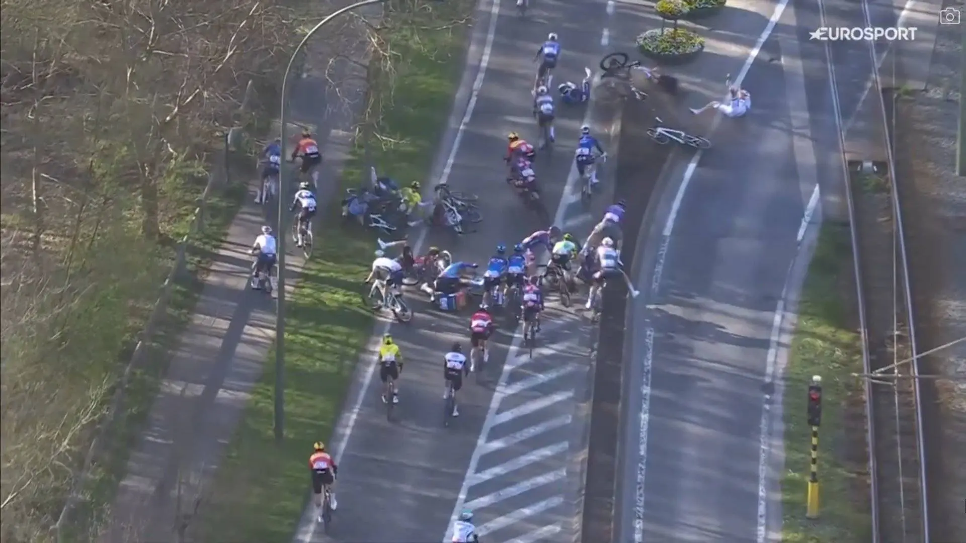 Molano wins Brugge - De Panne with a 400m sprint, several crashes in last stretch