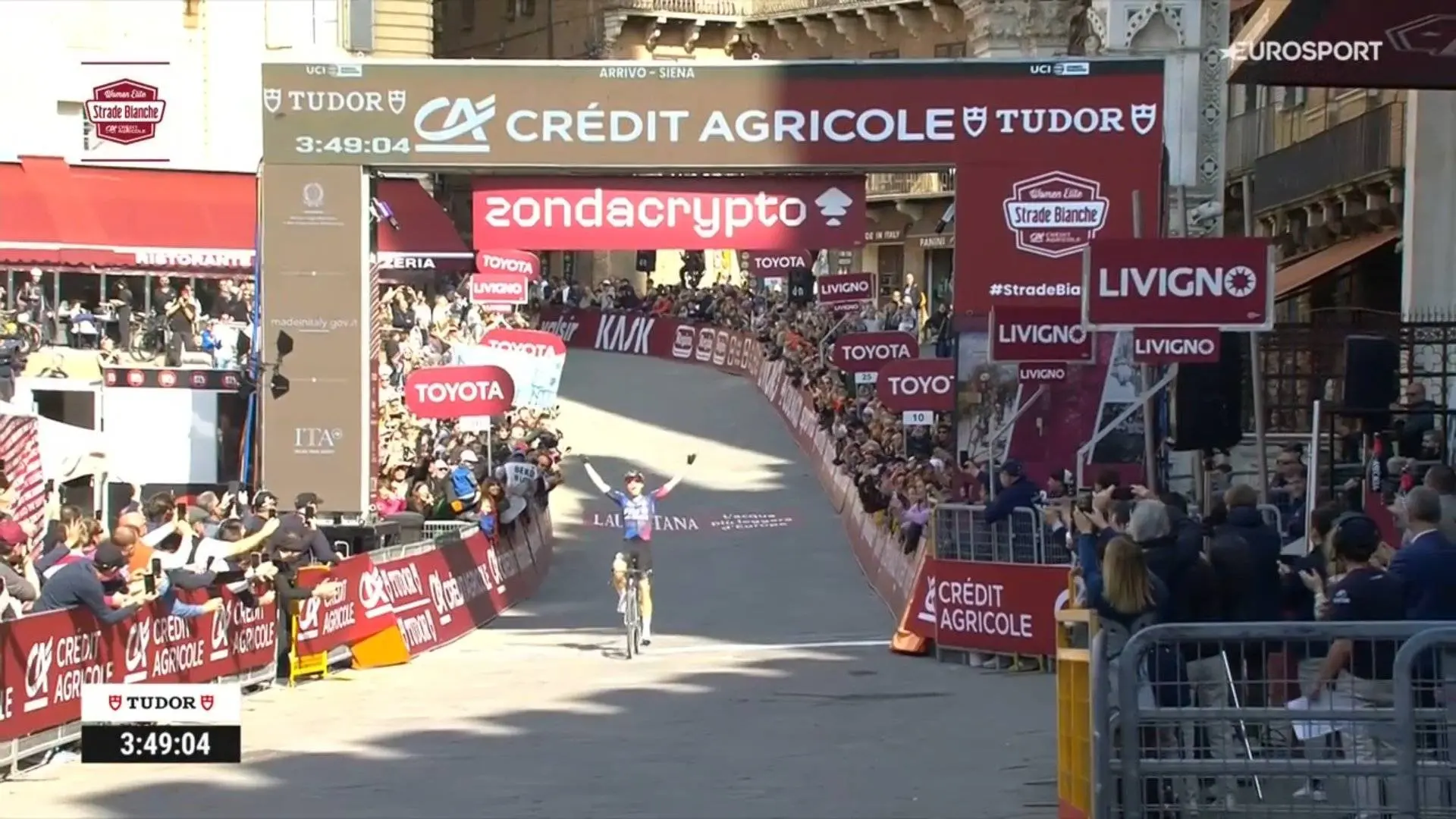Vollering triumphs in Strade Bianche after a fairytale battle with Van der Breggen