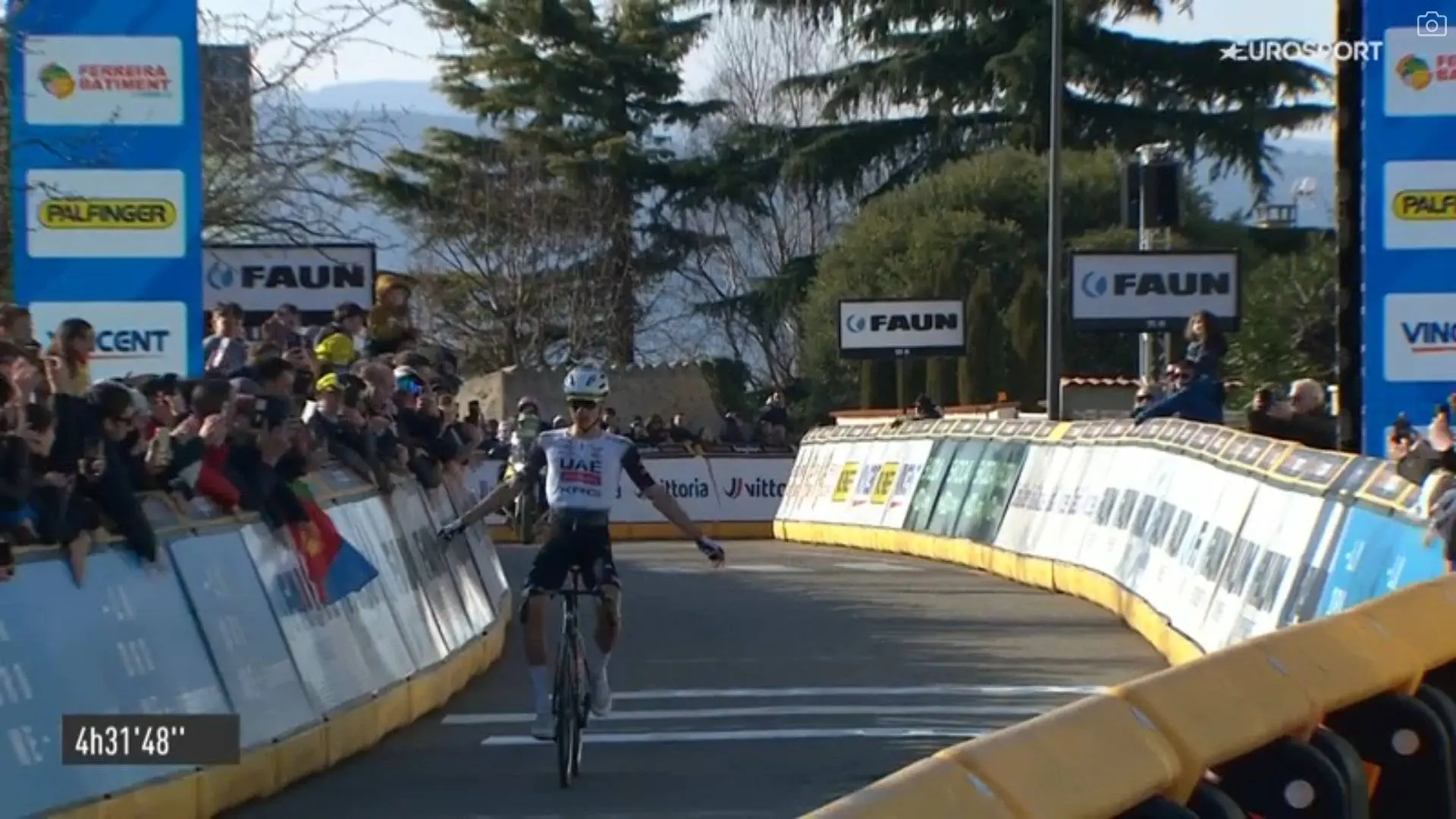 Ayuso channels his frustrations into an impressive solo á la Pogacar in Faun Drome Classic
