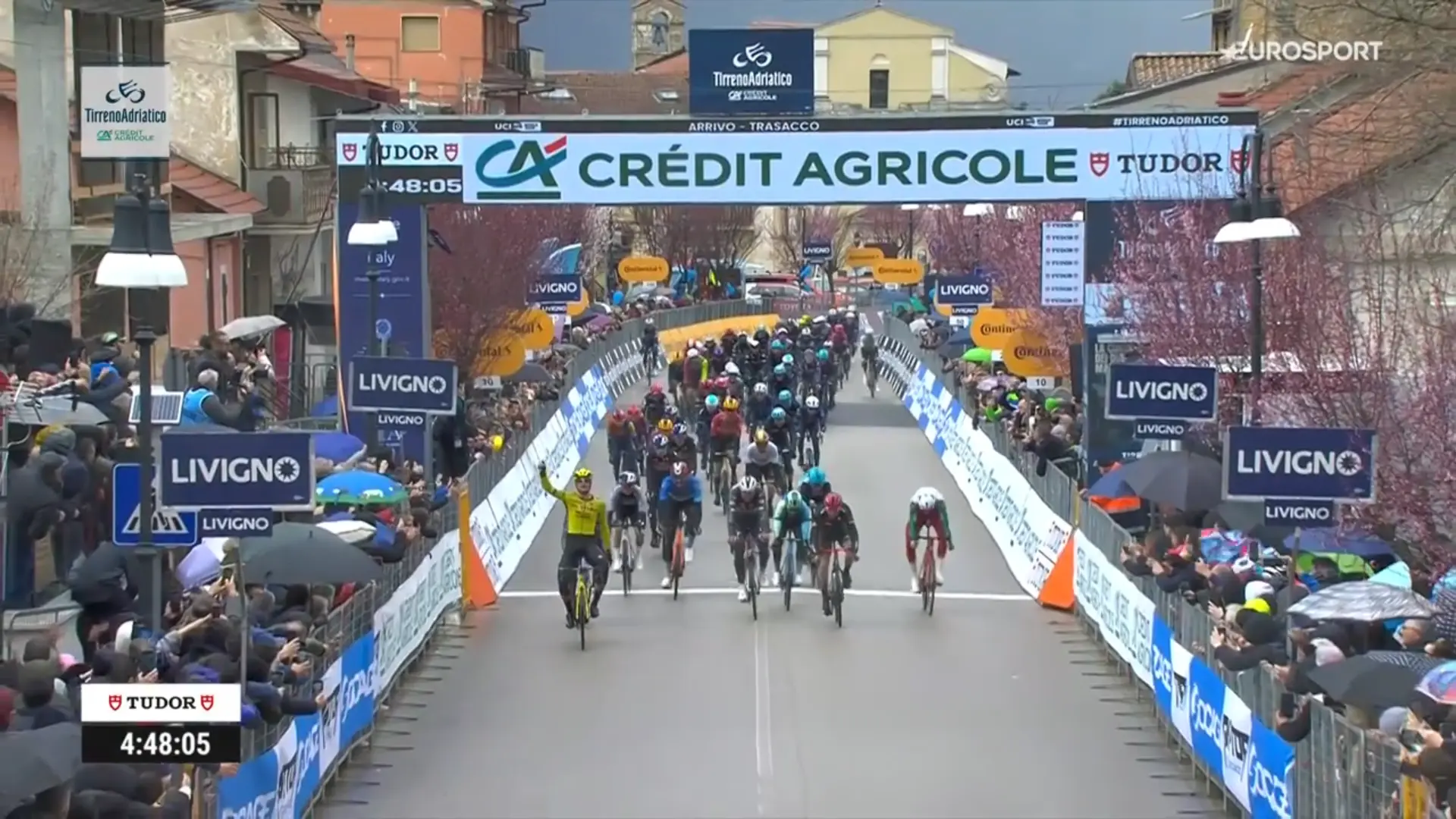 After a freezing cold stage with echelons, Kooij wins in Tirreno: All-Dutch Podium with Van der Poel and Pluimers