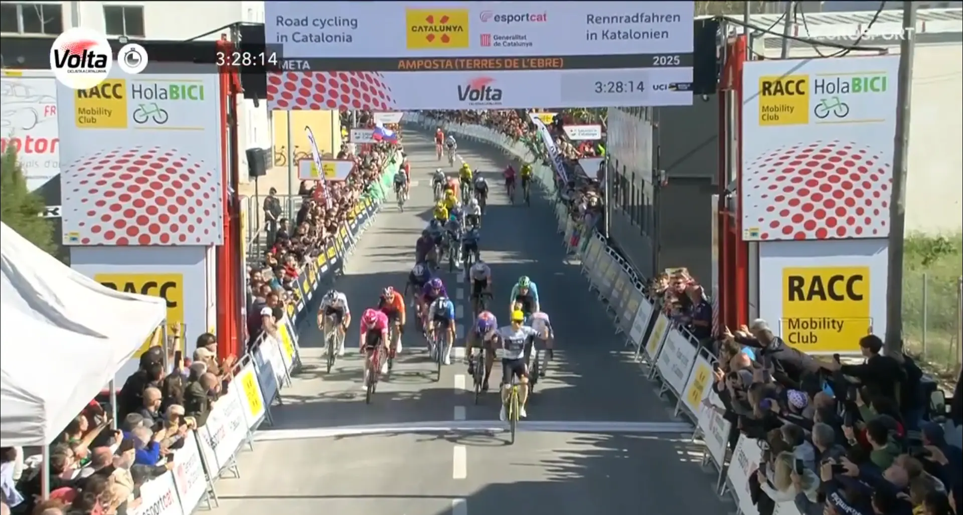 Brennan claims second stage victory with ease after great echelon spectacle: Roglic loses leader's jersey