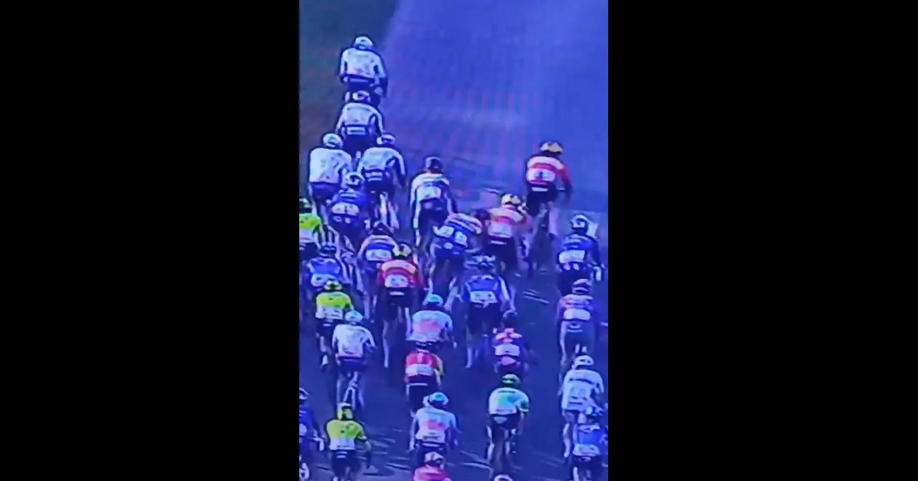🎥 Cycling world stunned as Milan only gets yellow card for headbutt: "Groves received same penalty"