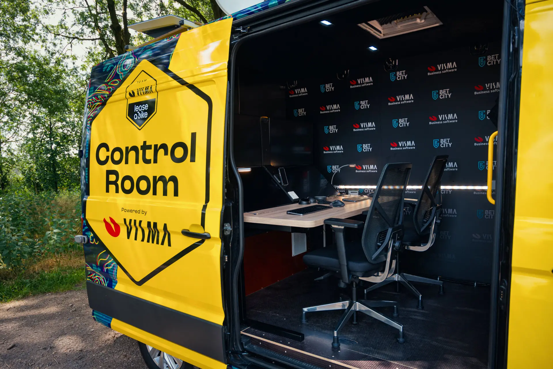 Visma | Lease a Bike's high-tech control room no longer present at races: "Limited added value, but the idea remains"