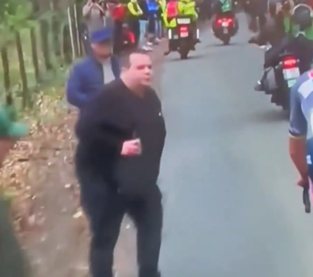 🎥 Horrendous: "Fan" spits on Mathieu Van der Poel during E3 Saxo Classic, but Dutch rider keeps his cool and wins E3 for the second time