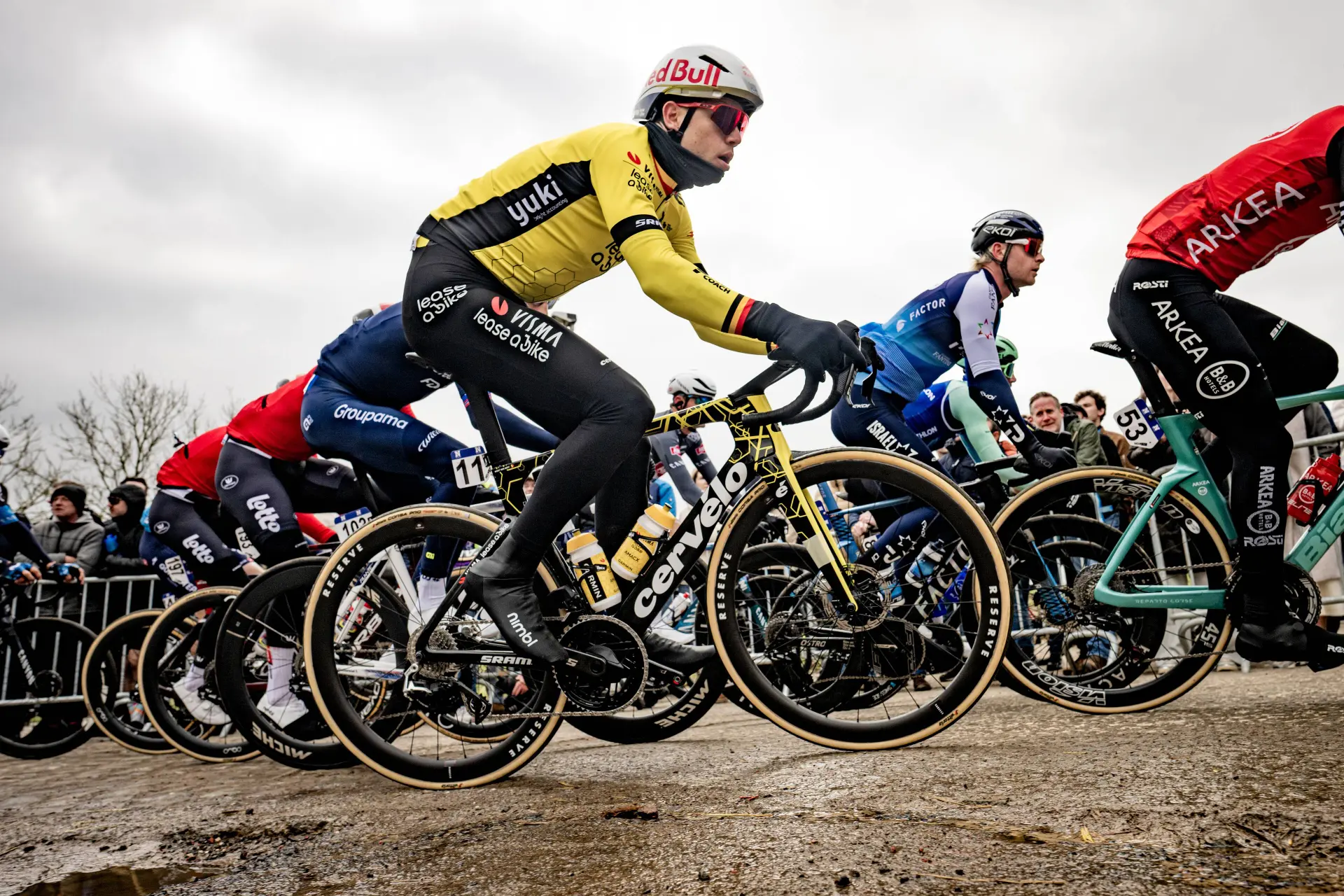 🎥 They didn't show this on TV: This is what the peloton did with Wout van Aert on the Paterberg and after the Oude Kwaremont