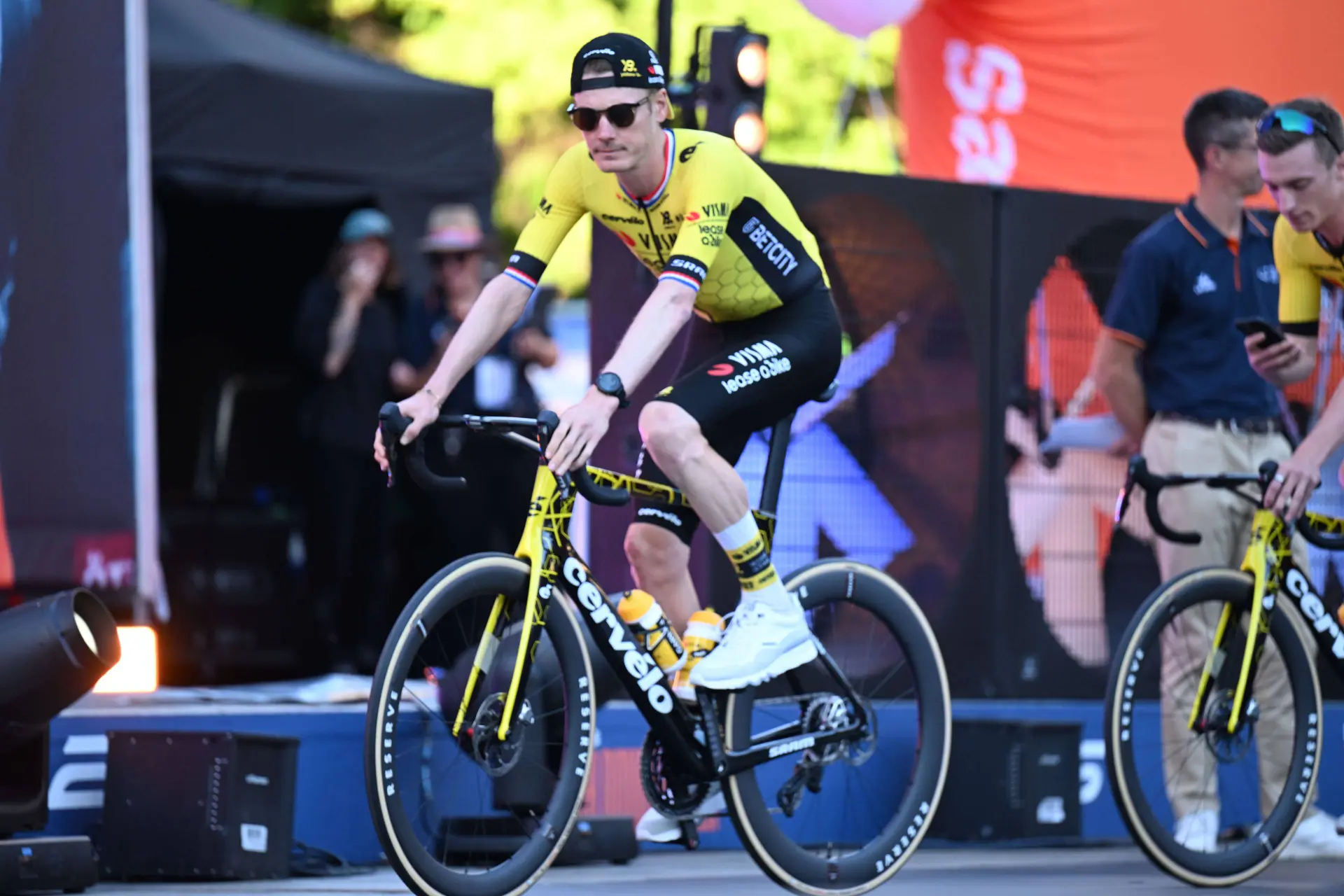 Besides Kooij, 10 more riders are out of contract at Visma | Lease a Bike: "I don’t know if they have other options"