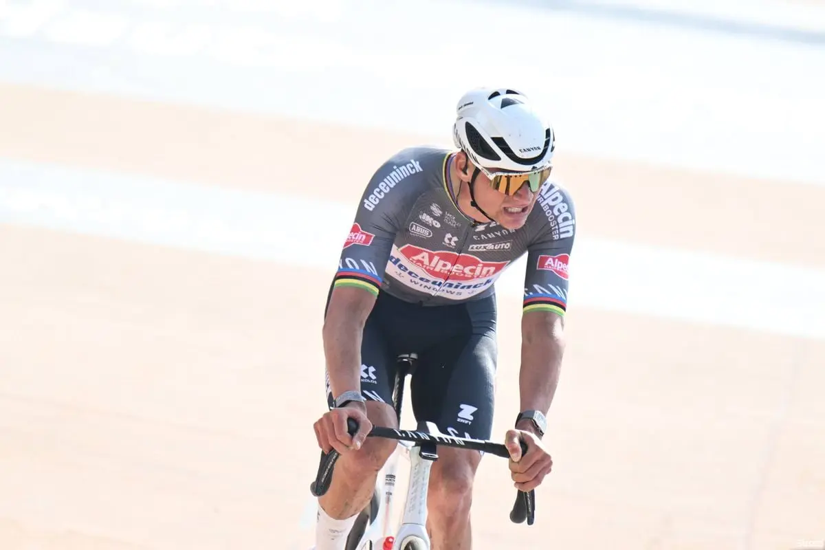 Sean Kelly spots strange Alpecin move in Paris-Roubaix: "Maybe van der Poel thought he needed to get rid of Philipsen"