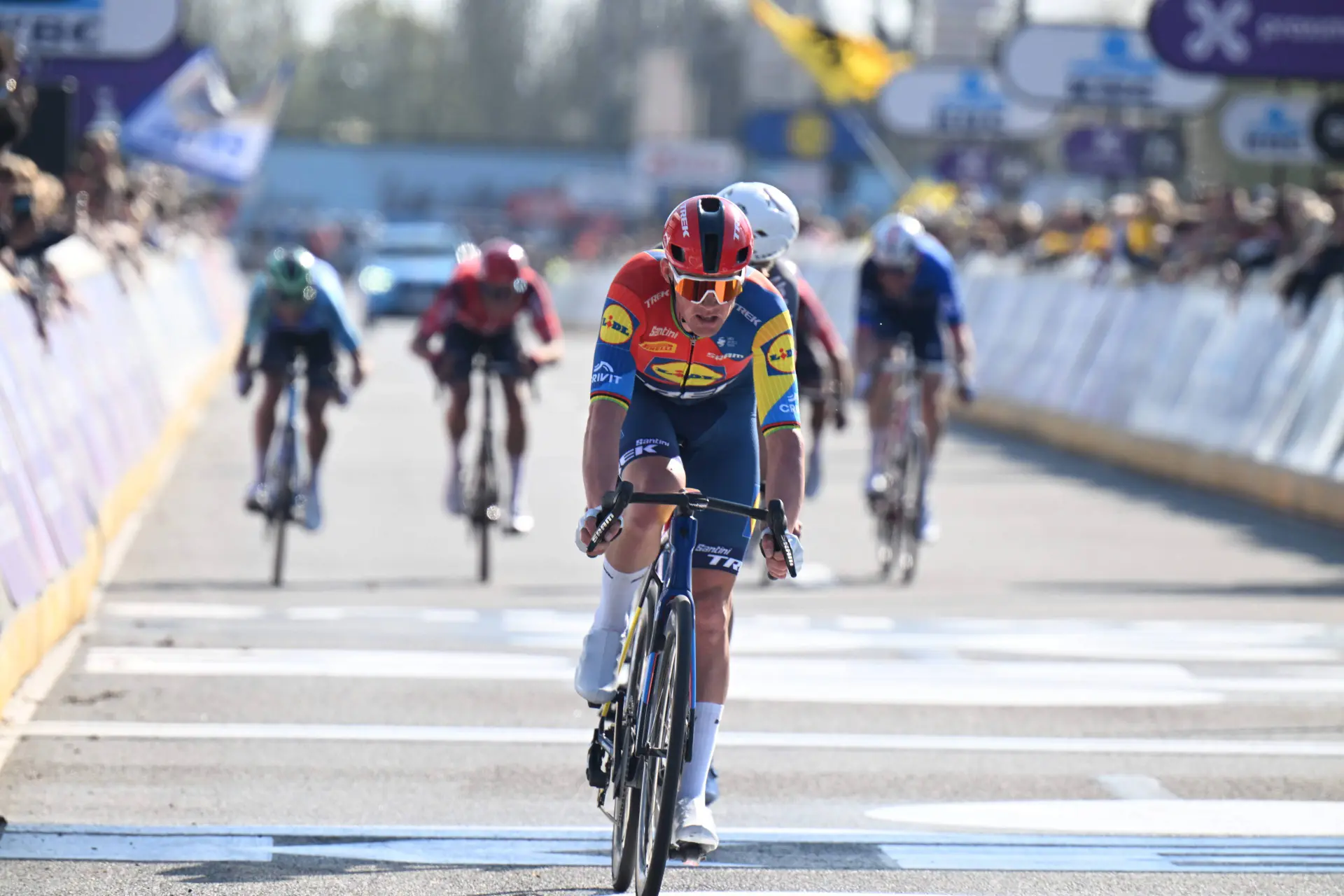 Lidl-Trek sees a lot of riders drop out, but Pedersen still on track: "My teammates couldn't do anything, it was my mistake"