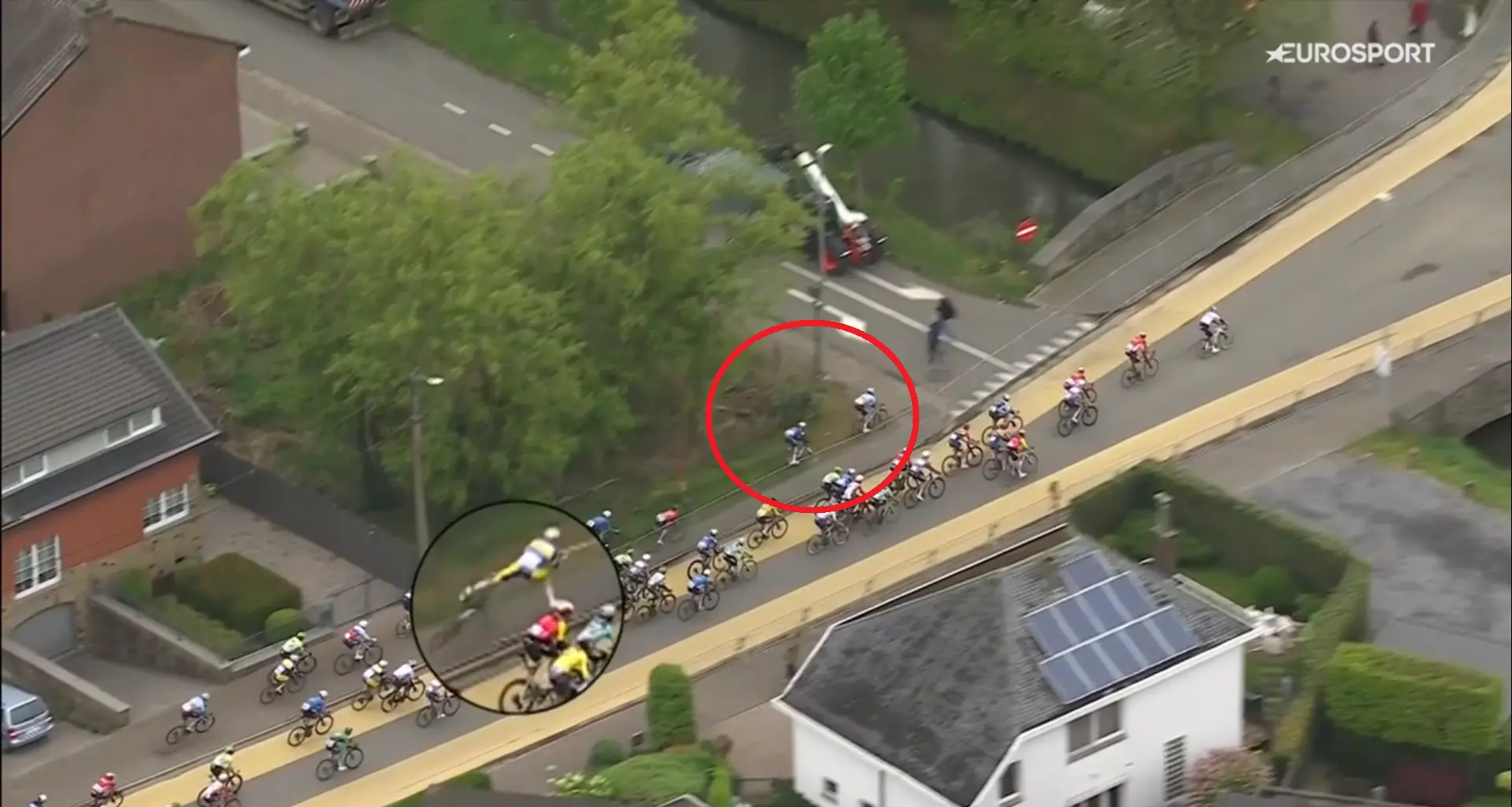 🎥 Riders miss corner and end up on wrong side of barriers, causing major crash