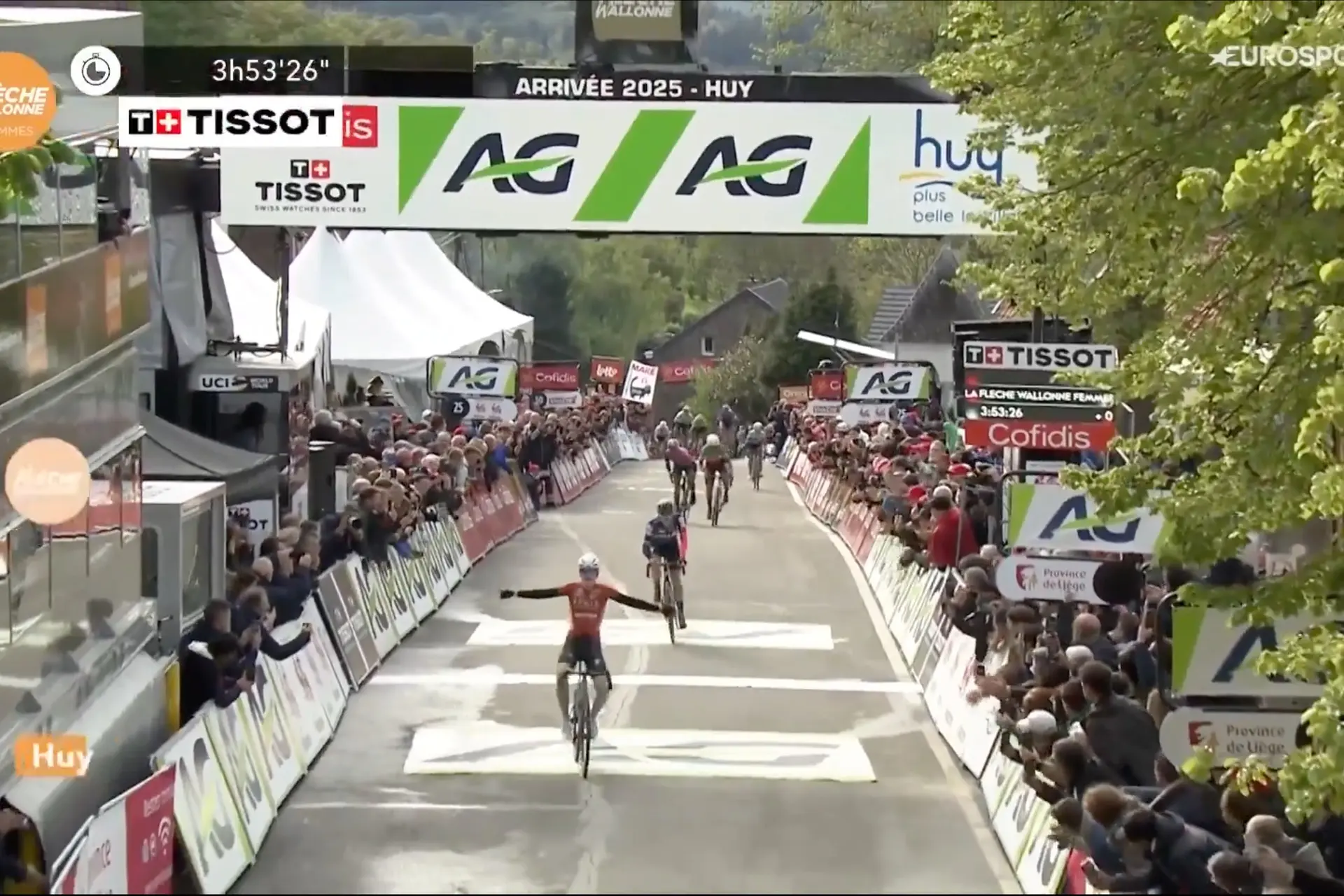 Surprise! Puck Pieterse beats Demi Vollering on the Wall of Huy and wins the Flèche Wallonne in her debut