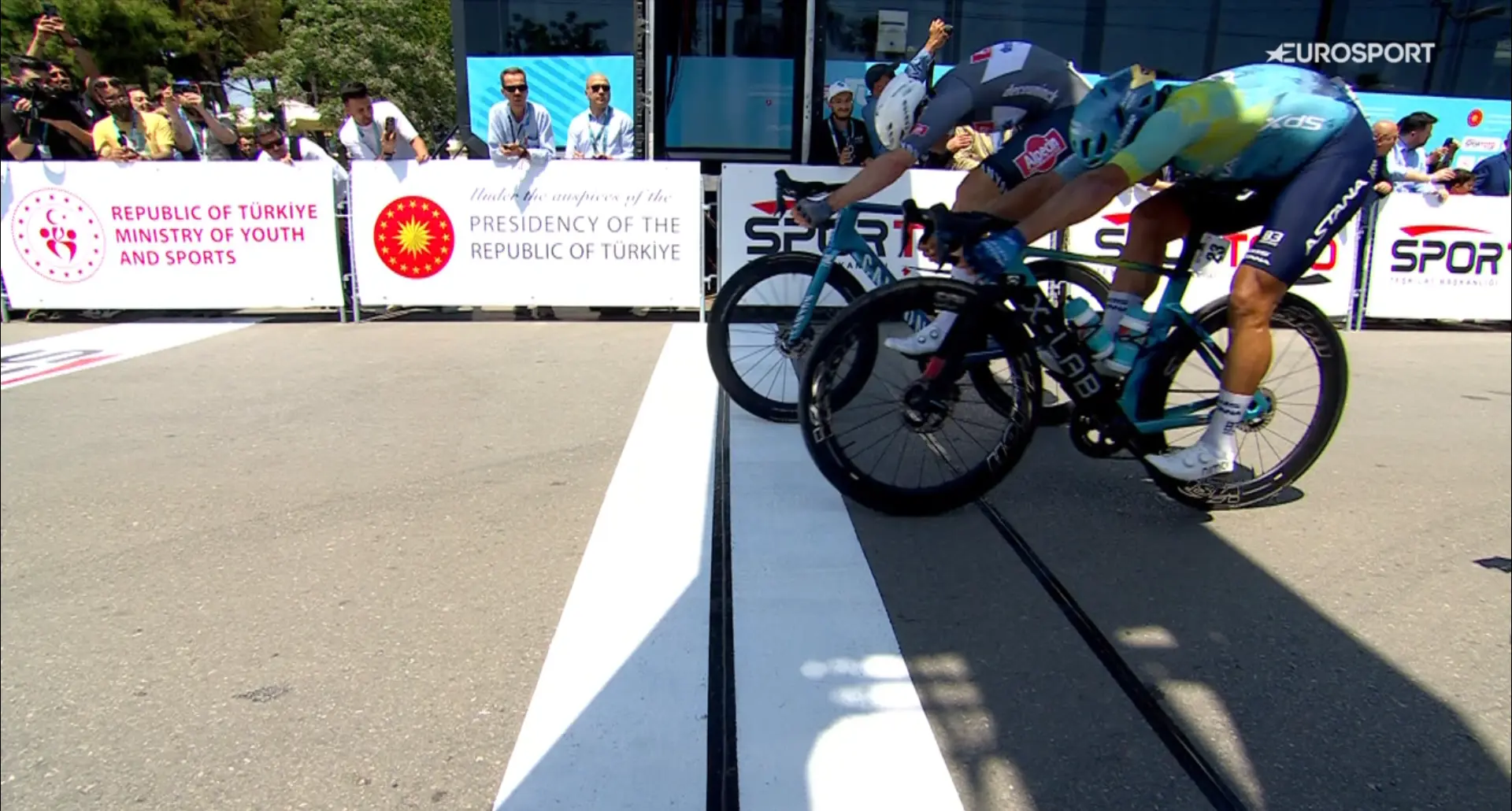 Alpecin-Deceuninck skillfully avoids crashes as Dehairs claims first pro victory at Tour of Turkey