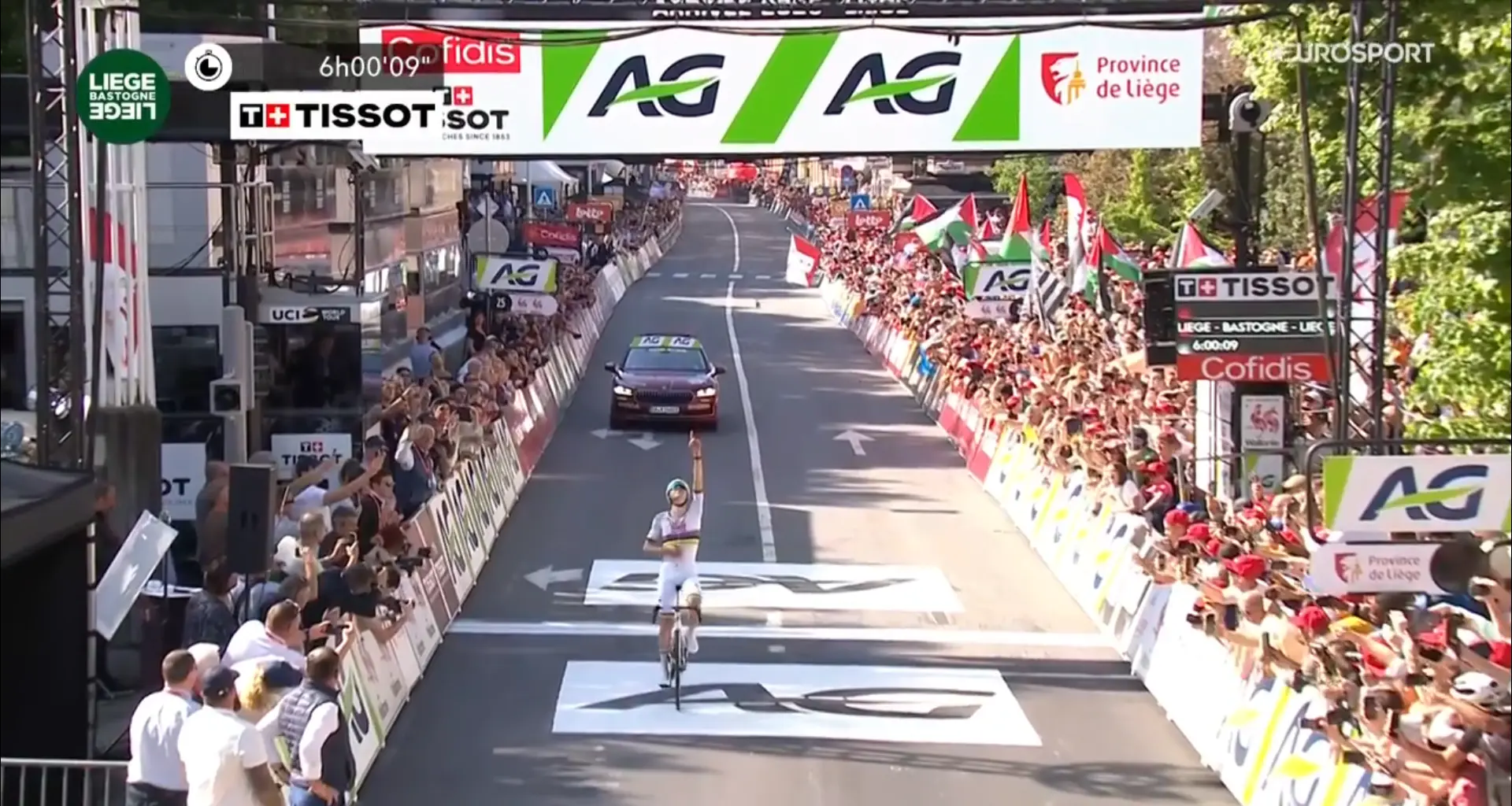 Much-anticipated battle between Evenepoel and Pogacar falls short: World Champion wins Liège–Bastogne–Liège after dominant solo