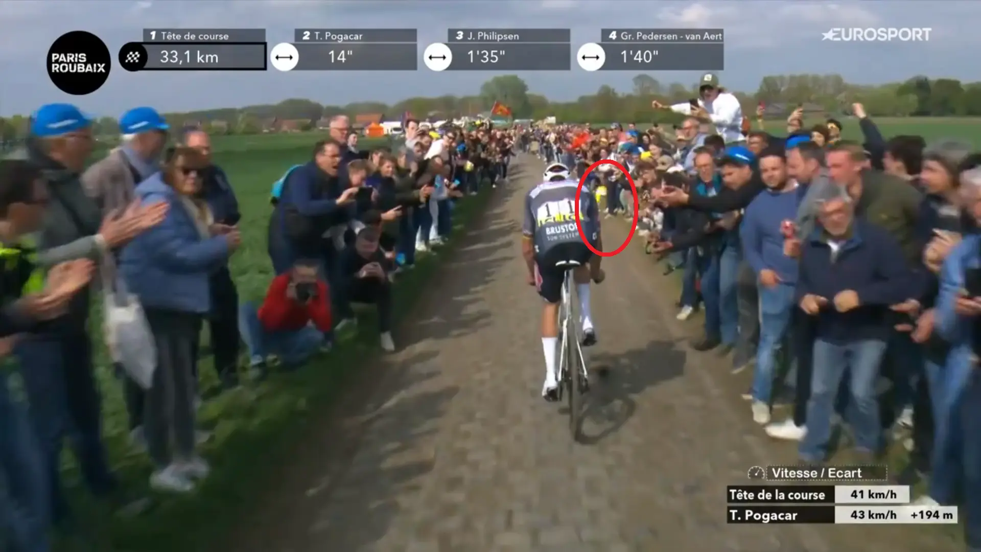 🎥 Van der Poel hit in the face with Visma | Lease a Bike water bottle during dramatic Paris-Roubaix finale