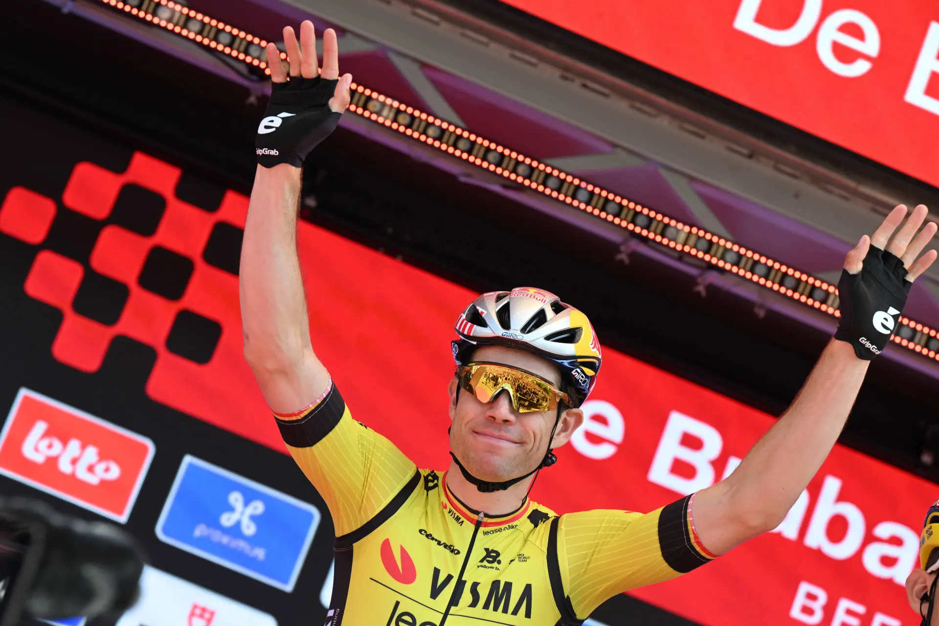 Former riders highlight key detail in Wout van Aert's spring classics: "Better than in 2021"