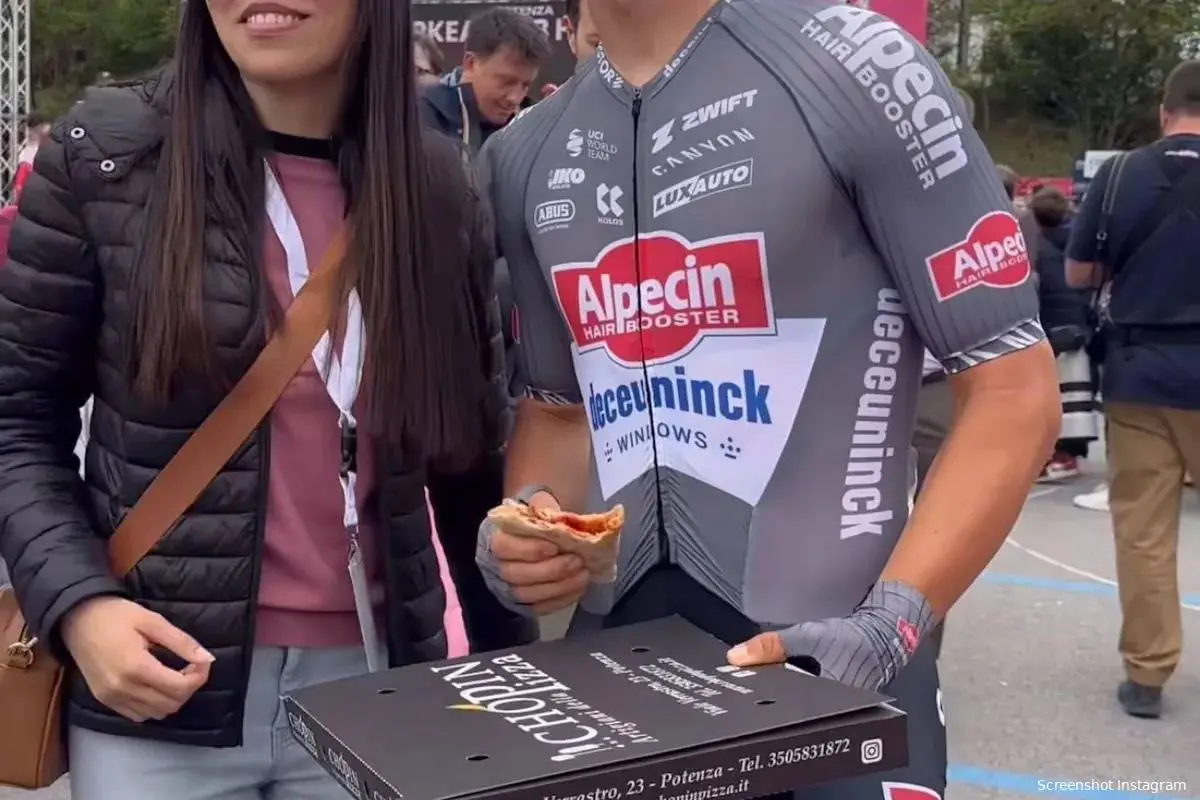 Meanwhile in the peloton | Alpecin Deceuninck rider kicks off Giro stage 6 in true Neapolitan style