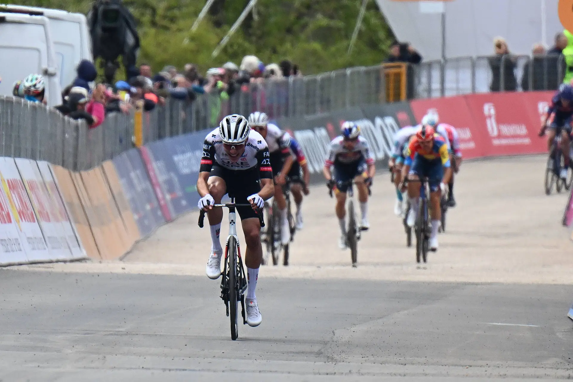 LIVE stage 11 Giro d'Italia 2025 | Interesting stage for both GC contenders and breakaway riders, with a tough climb halfway through