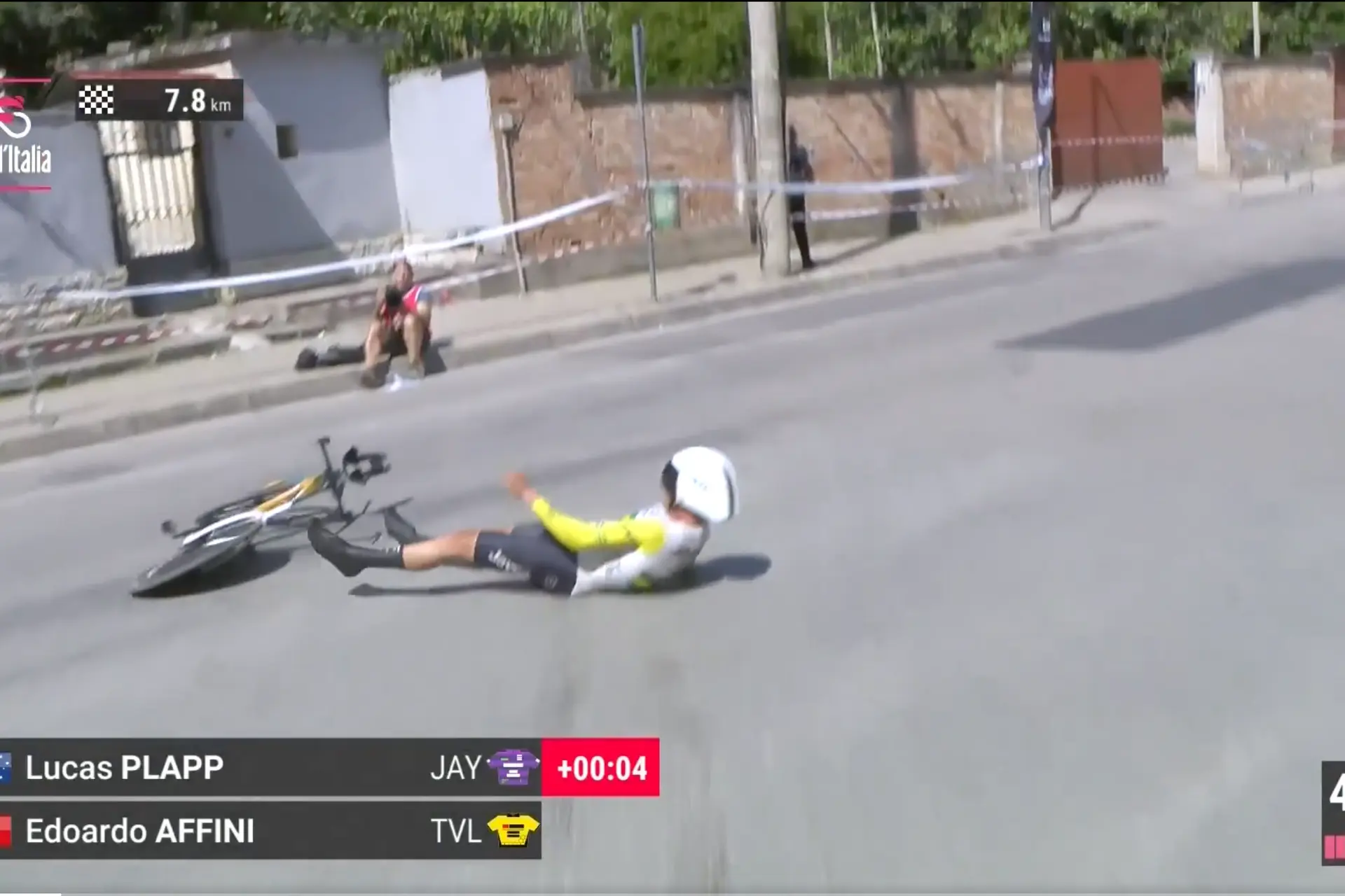 🎥 Treacherous corner in Giro time trial causes scary moments: Plapp crashes hard, Affini narrowly avoids disaster