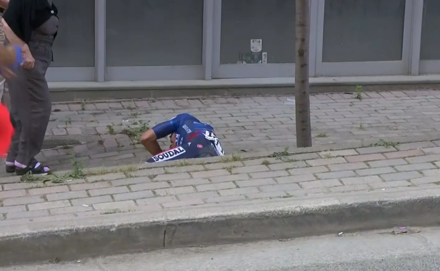🎥 Brutal Giro opening stage claims first GC casualty as Mikel Landa crashes hard
