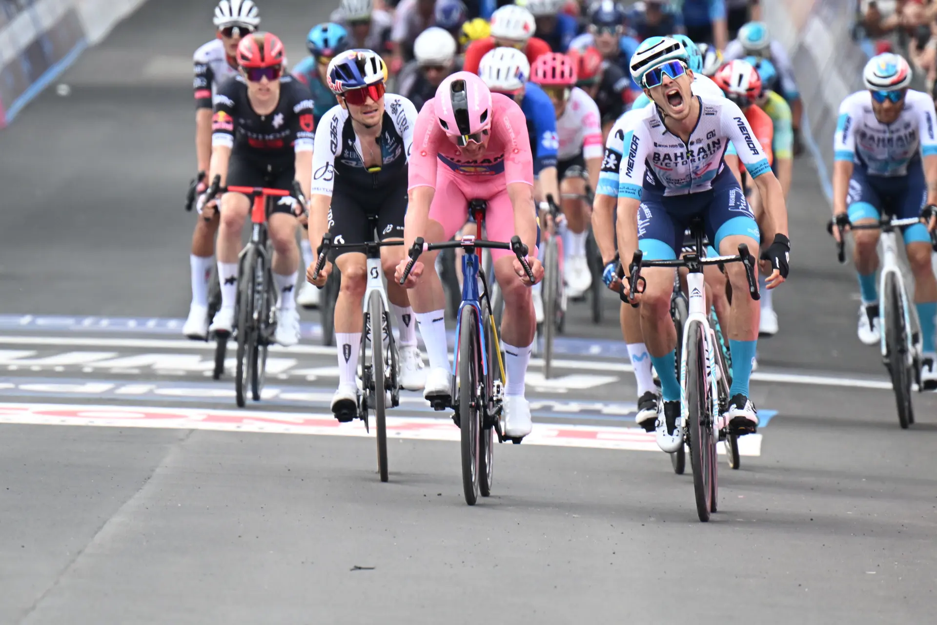 Outstanding Zambanini and Pidcock nearly surprise 'king' Pedersen: "But when you have a rider like Vacek..."
