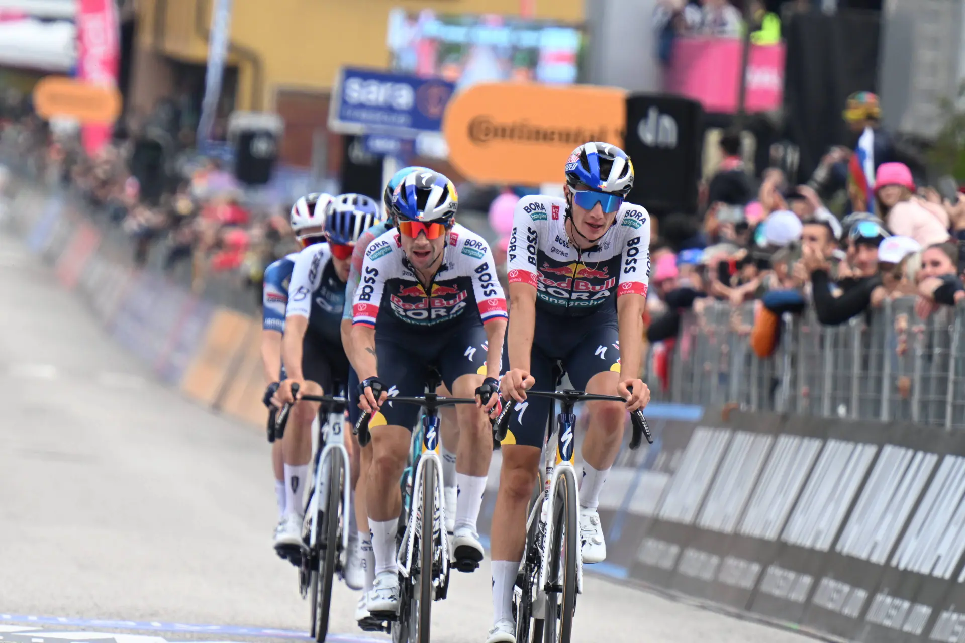 Dutch analyst Zonneveld points out Roglic's main problem, besides crashes: "It's always been his weakness"