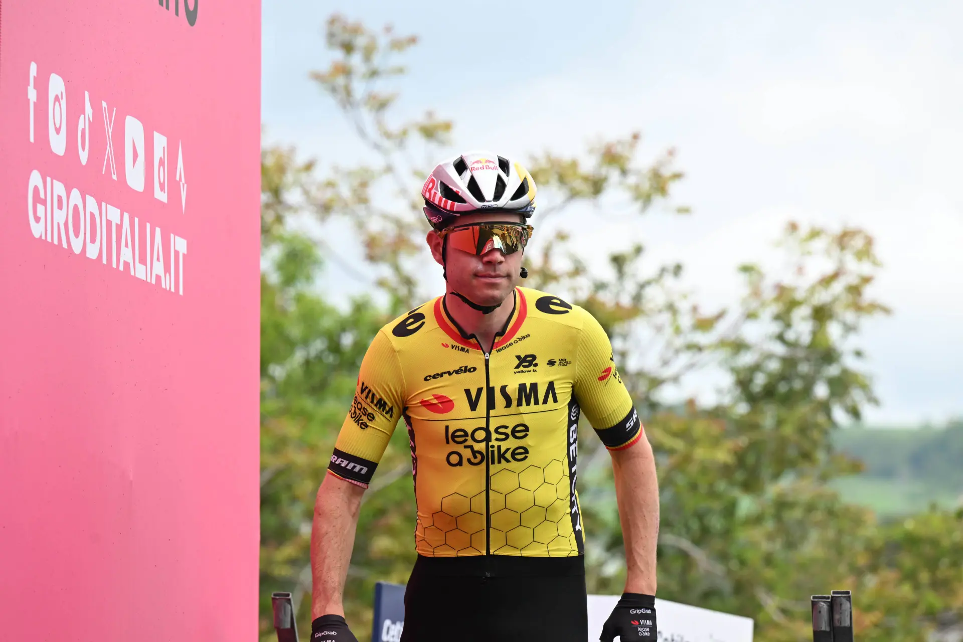 Van Aert explains suffering on time trial bike and praises surprise performer Hoole: "Clearly making progress"