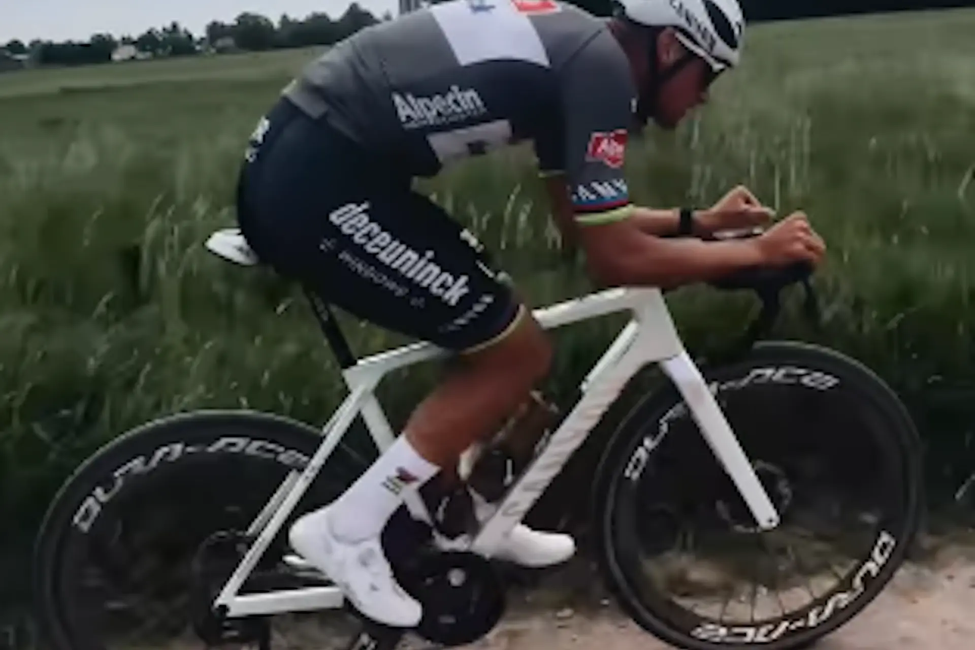 🎥 Without his rainbow jersey, but with a new gravel bike: is van der Poel giving a subtle hint about the World Championships in South Limburg?