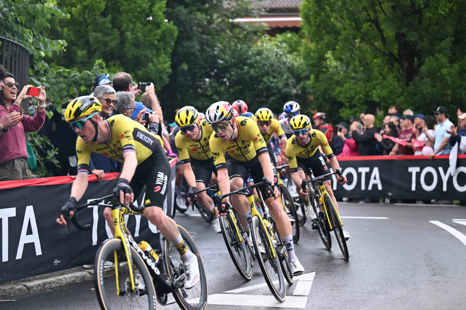 Thomas praises Yates and Visma after Giro victory, but his buddy Rowe disagrees: "It's not rocket science"