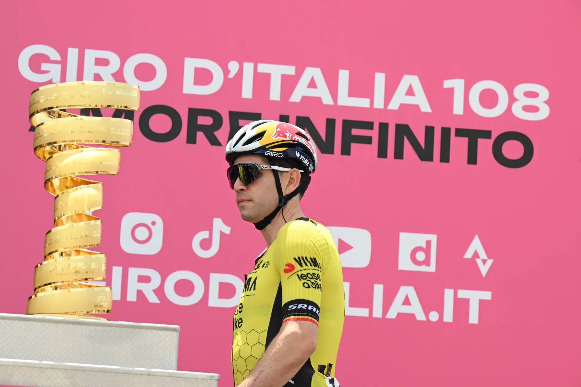 Is only illness causing lesser Giro form Van Aert? Analysts may see another reason: "Things were going well until..."