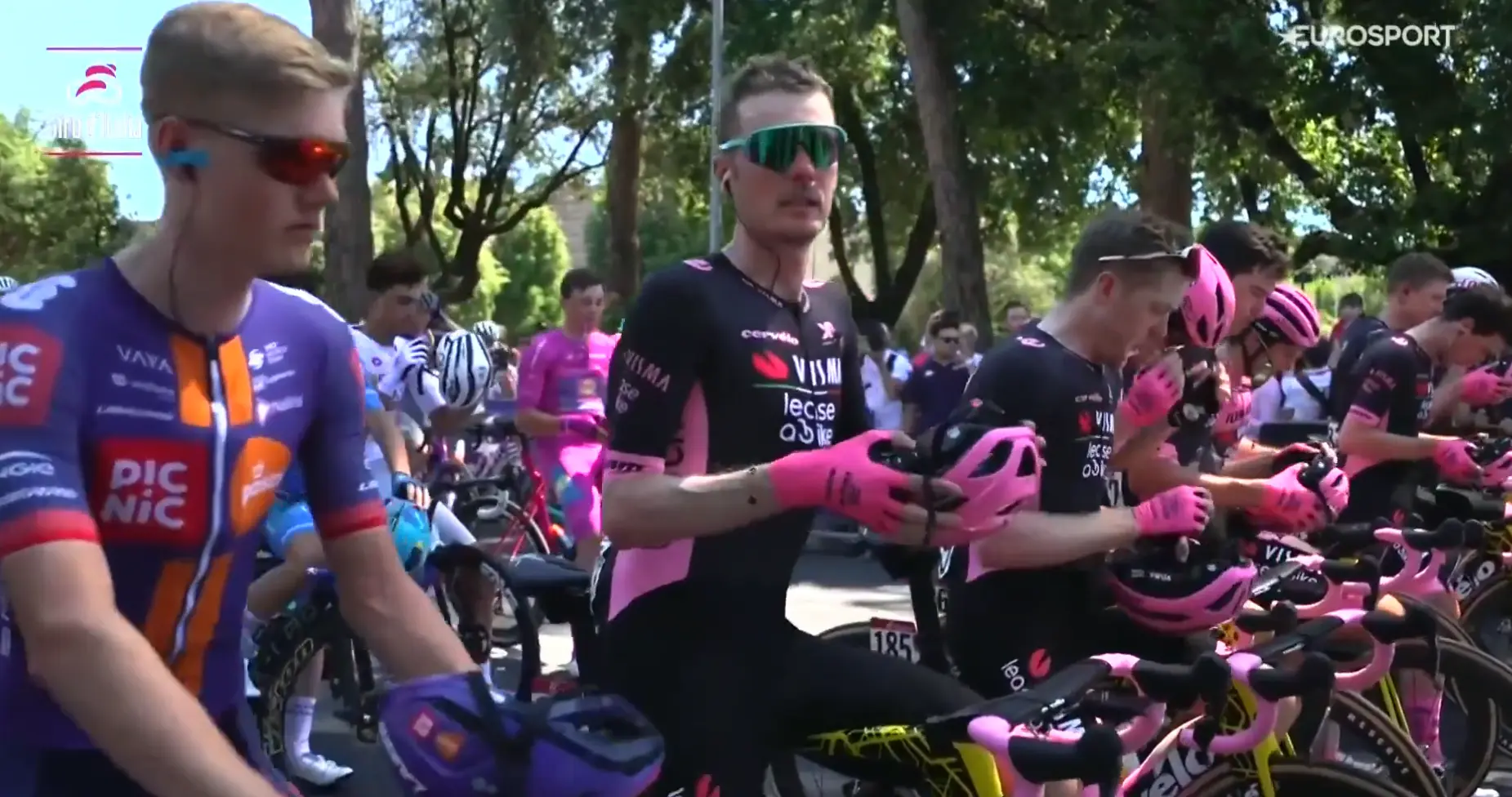 🎥 Giro d'Italia peloton honors the memory of Daisy Gesink with a minute of silence: Gijs Leemreize and Visma | Lease a Bike on front row