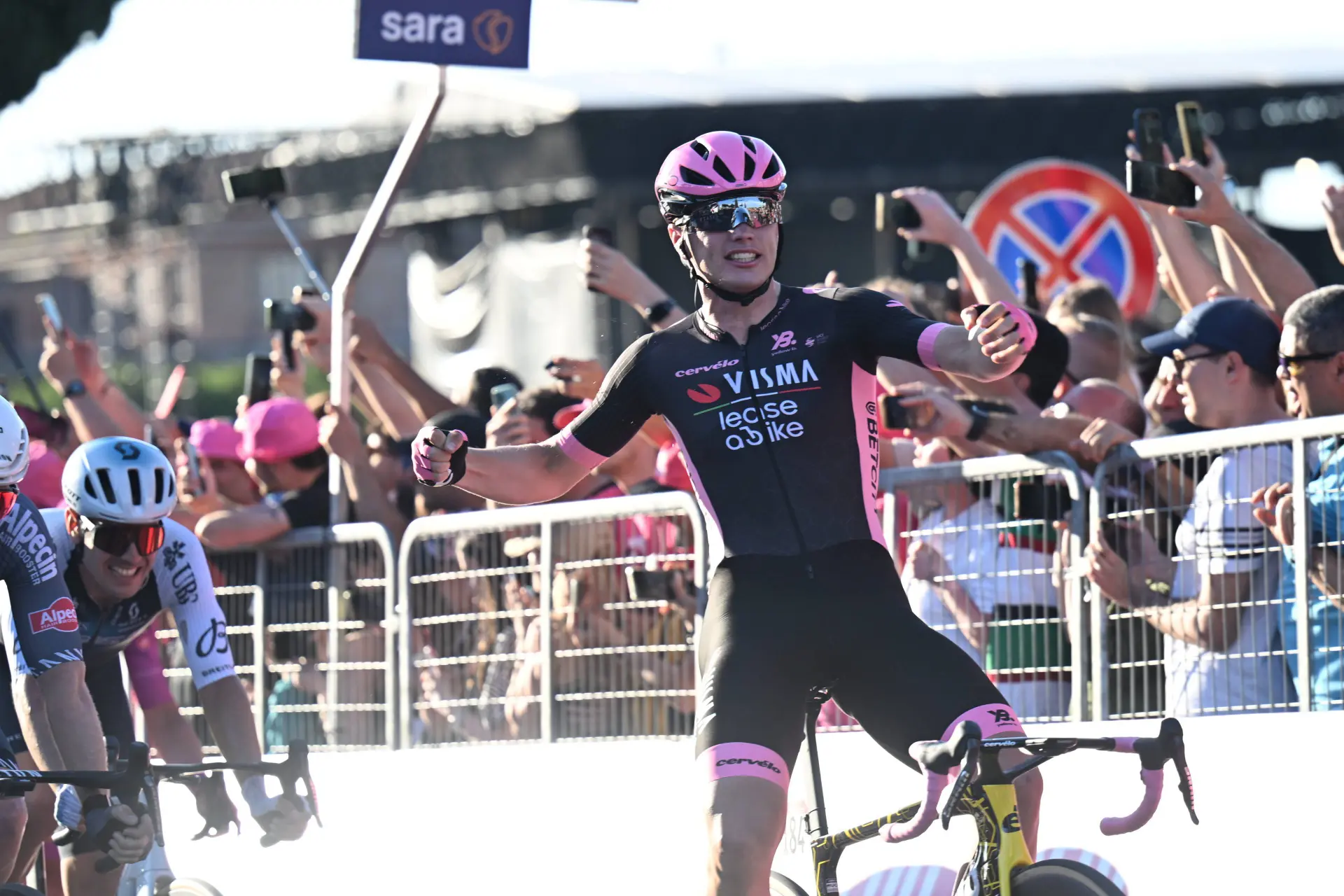 Thanks to 'truck’ Affini, van Aert and Kooij celebrate over 'ketchup effect' and Visma | Lease a Bike's big turnaround