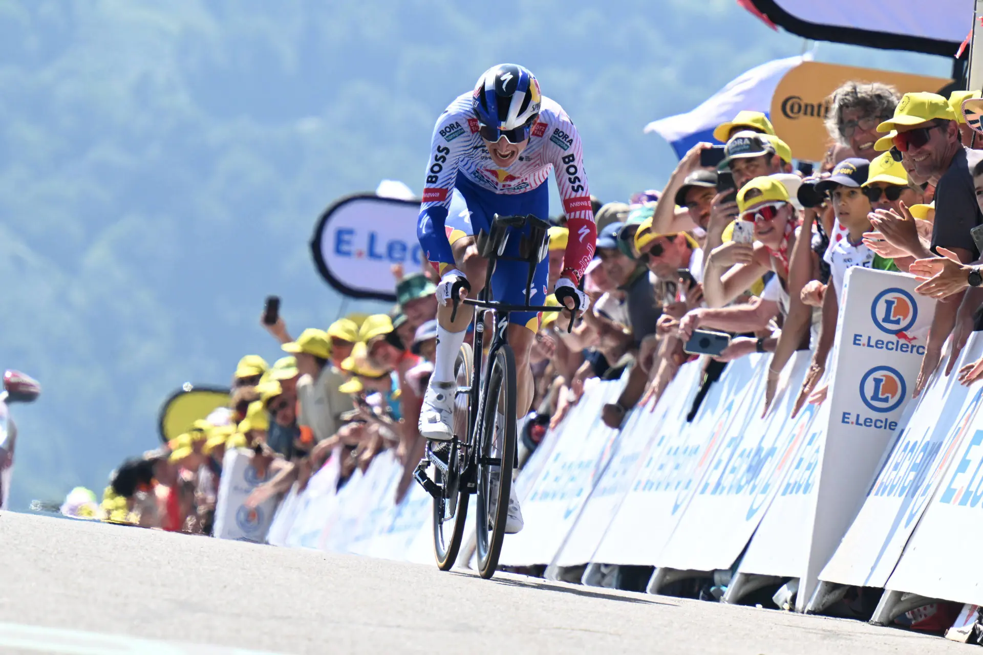 Red Bull fights back in the Tour: Lipowitz closes in on 'superstar' Evenepoel, Dumoulin praises Roglic