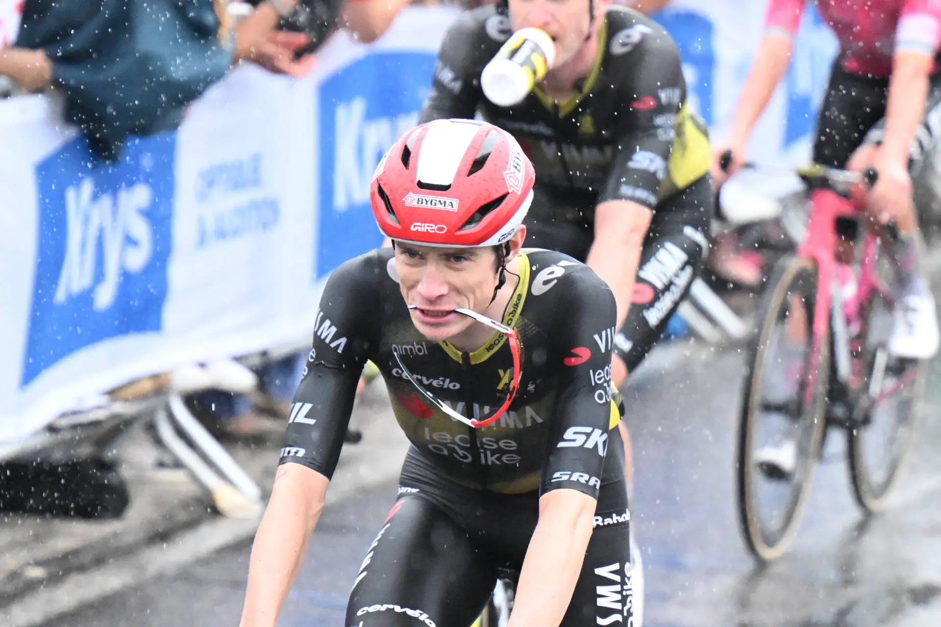 Jonas Vingegaard reacts briefly: "I tried to play the game"