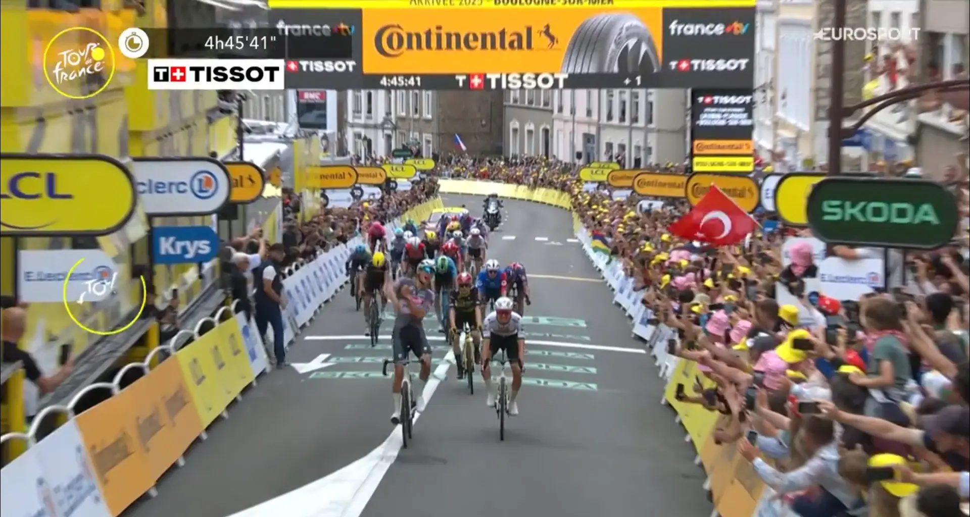 Van der Poel wins after fantastic finale and steals the yellow jersey from teammate Philipsen in Tour de France stage 2