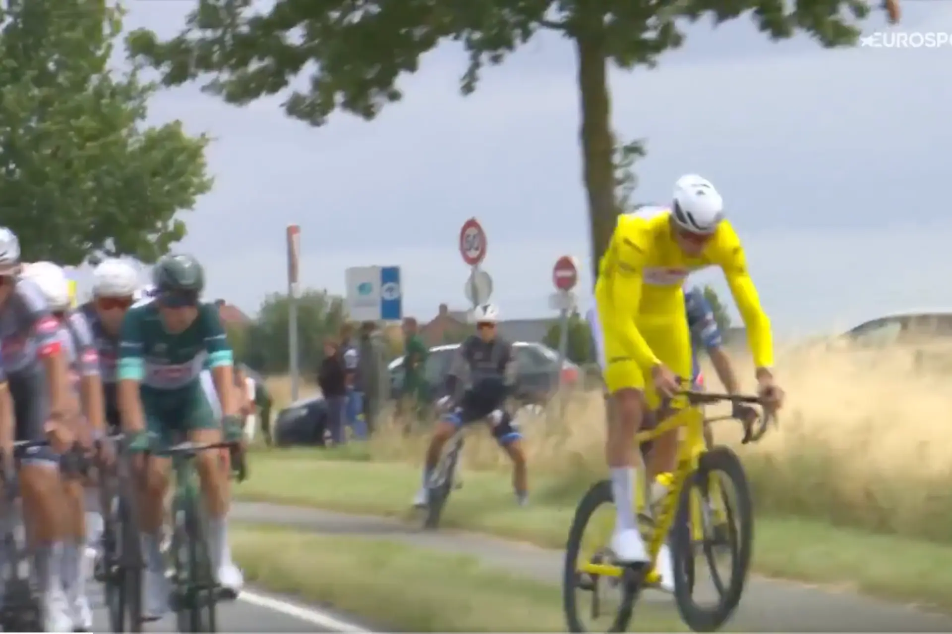 🎥 Boring stage? Count on Mathieu van der Poel to provide entertainment with a bunny hop
