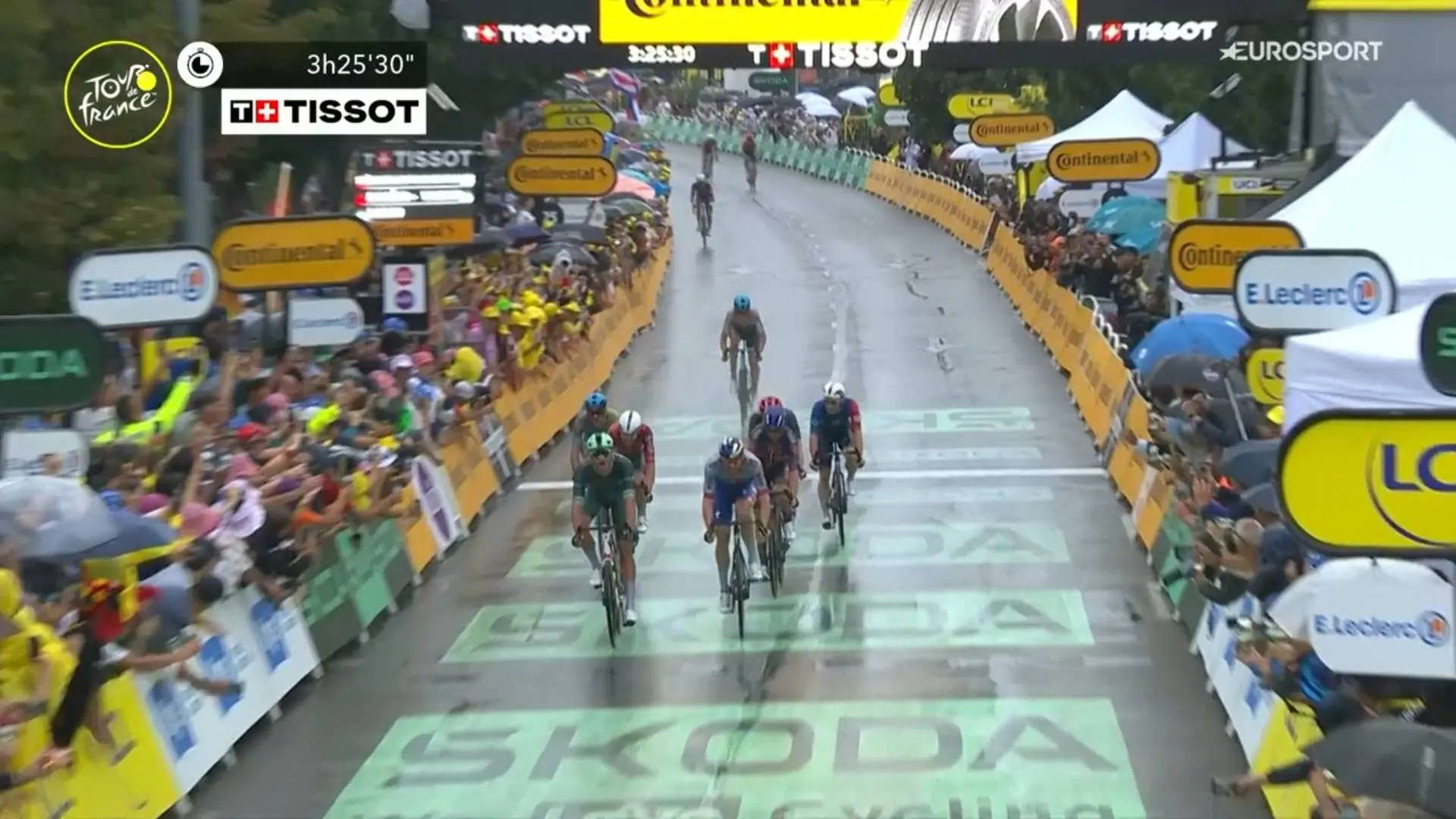 Milan wins stage 17, despite an offensive INEOS and strong van Aert, in a sprint disrupted a crash