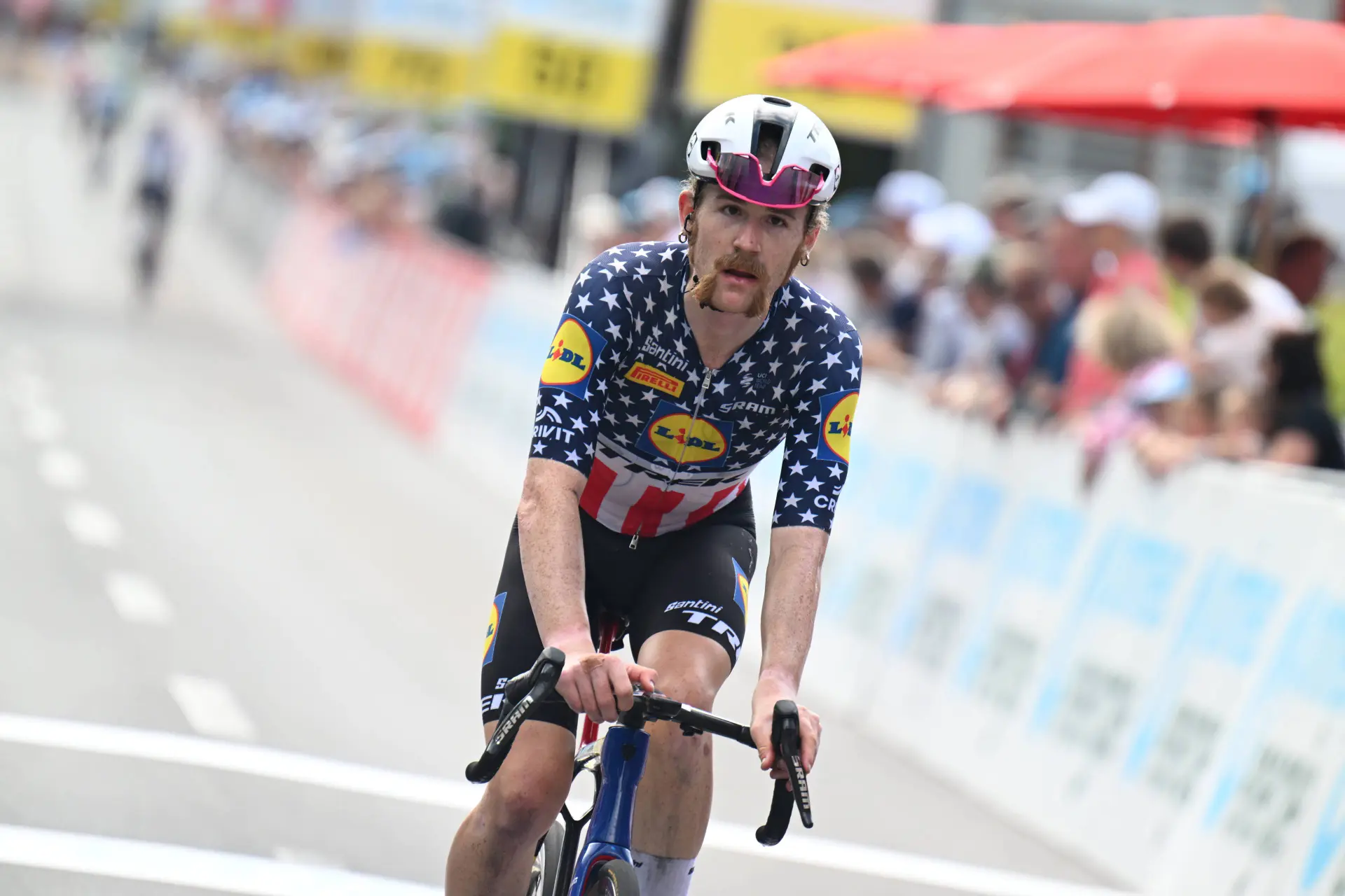 Other breakaway riders satisfied with result behind Healy, but Simmons is not: "If I had been on the wheel..."