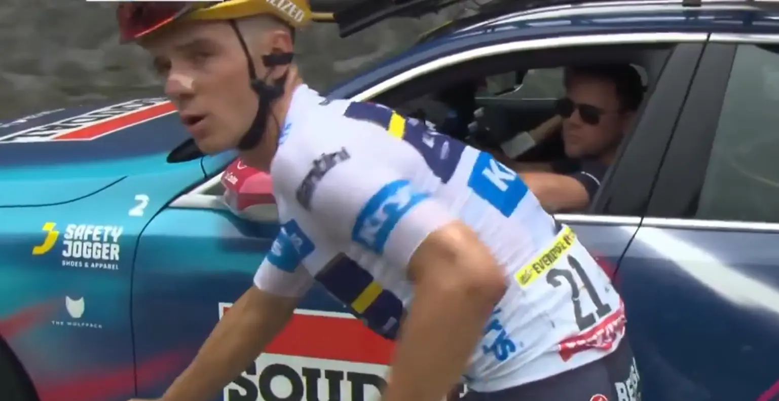 De Cauwer offers advice to Evenepoel after frustrated gestures: "Look at riders like Pogacar and Van der Poel"