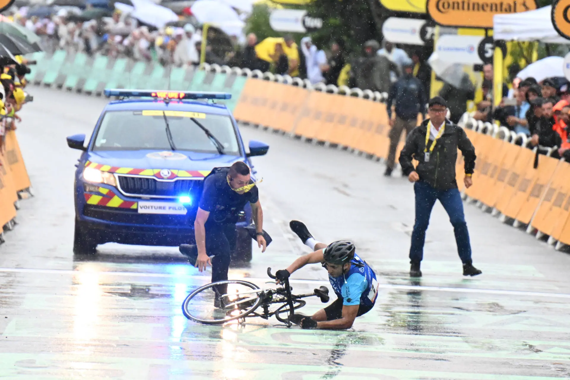 📸 Wild scene near Tour de France finish: Police intervene as cyclist disrupts charging peloton