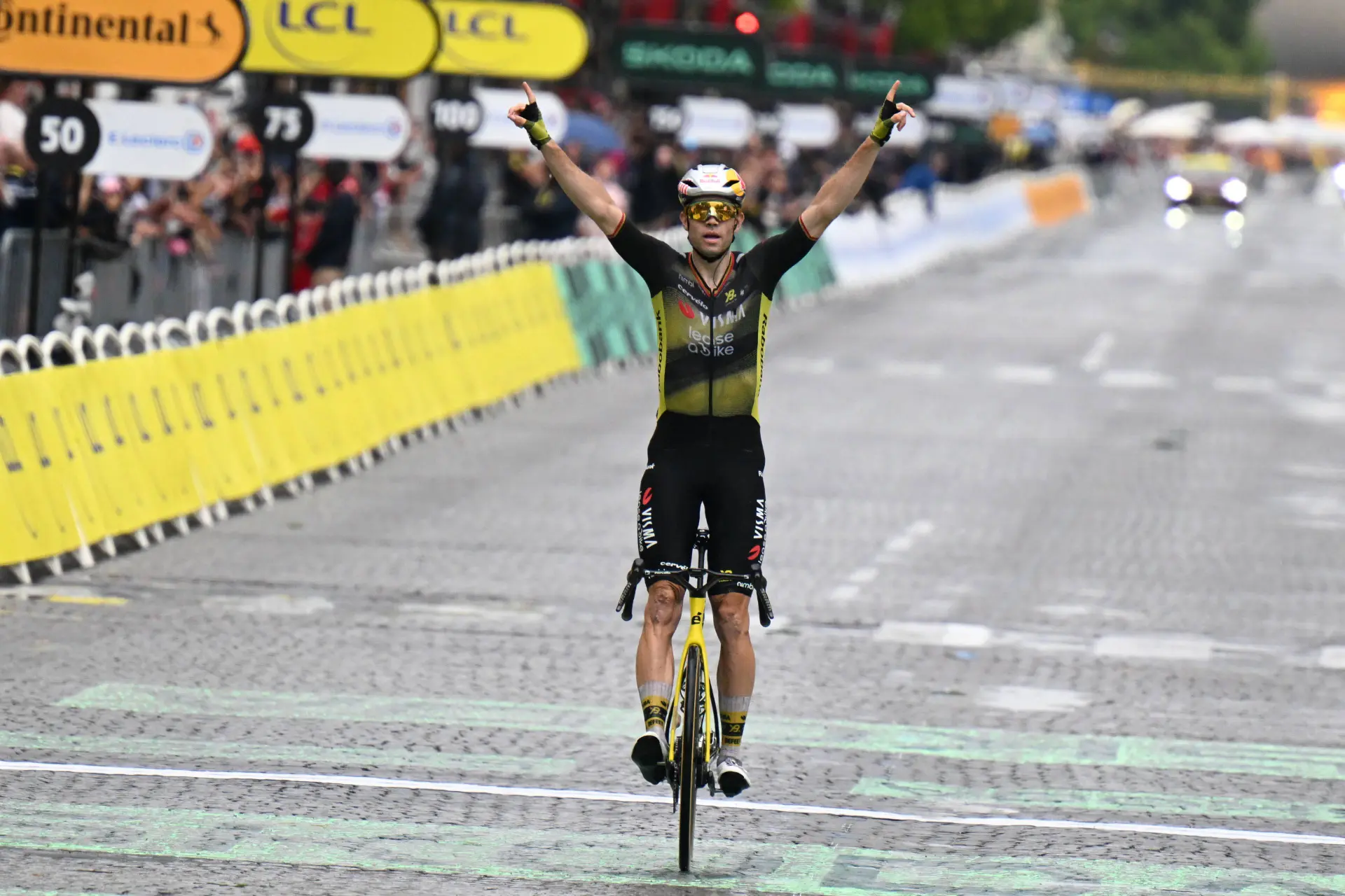"Wout was still weighing his food"; Coach Heijboer and teammate Benoot share examples of van Aert's resilience