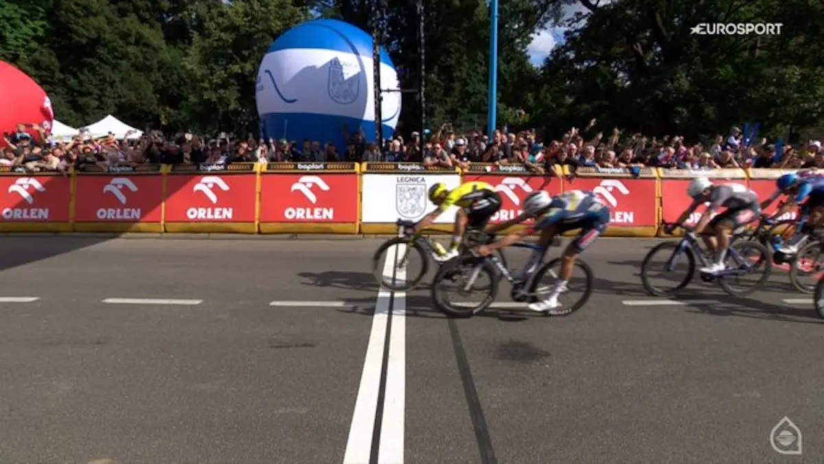 Kooij off to a flying start! Dutchman wins opening stage in Poland with powerful sprint after excellent lead-out from Brennan
