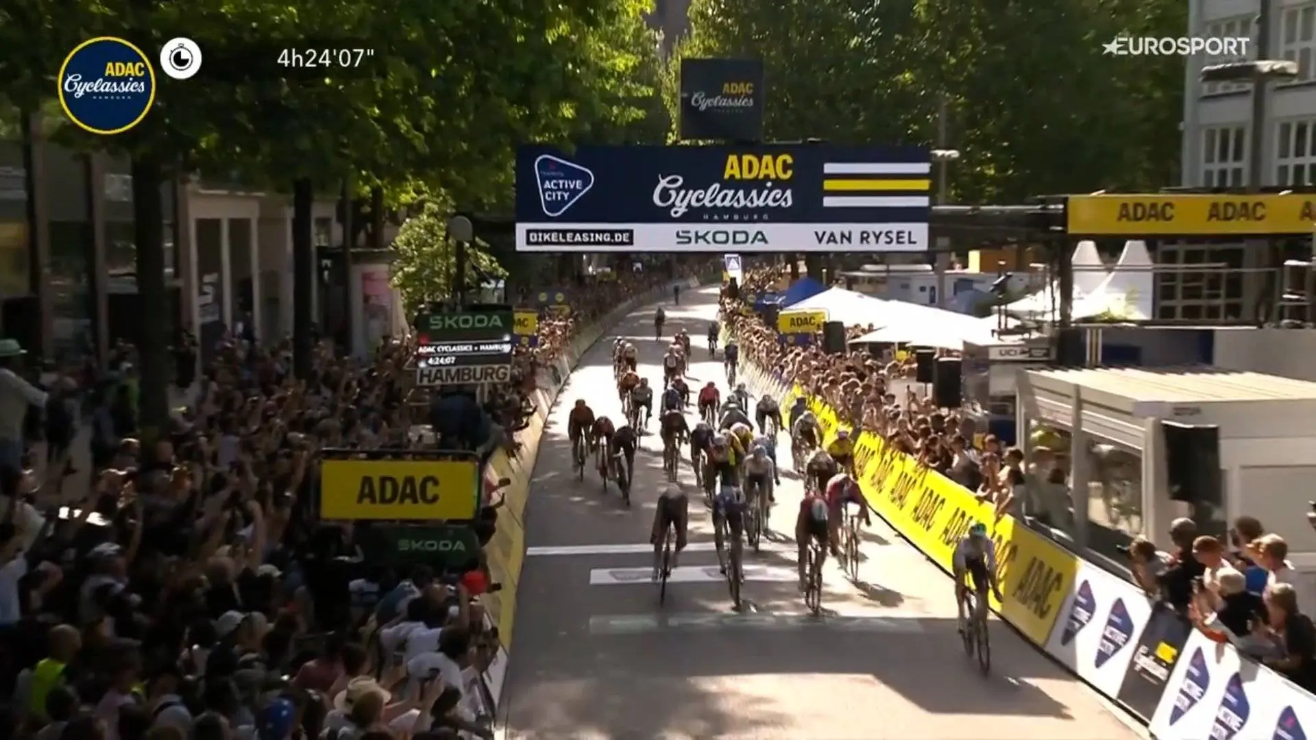 Excitement in Hamburg! Top sprinters fall 10 meters short of catching early breakaway rider Townsend (Q36.5)