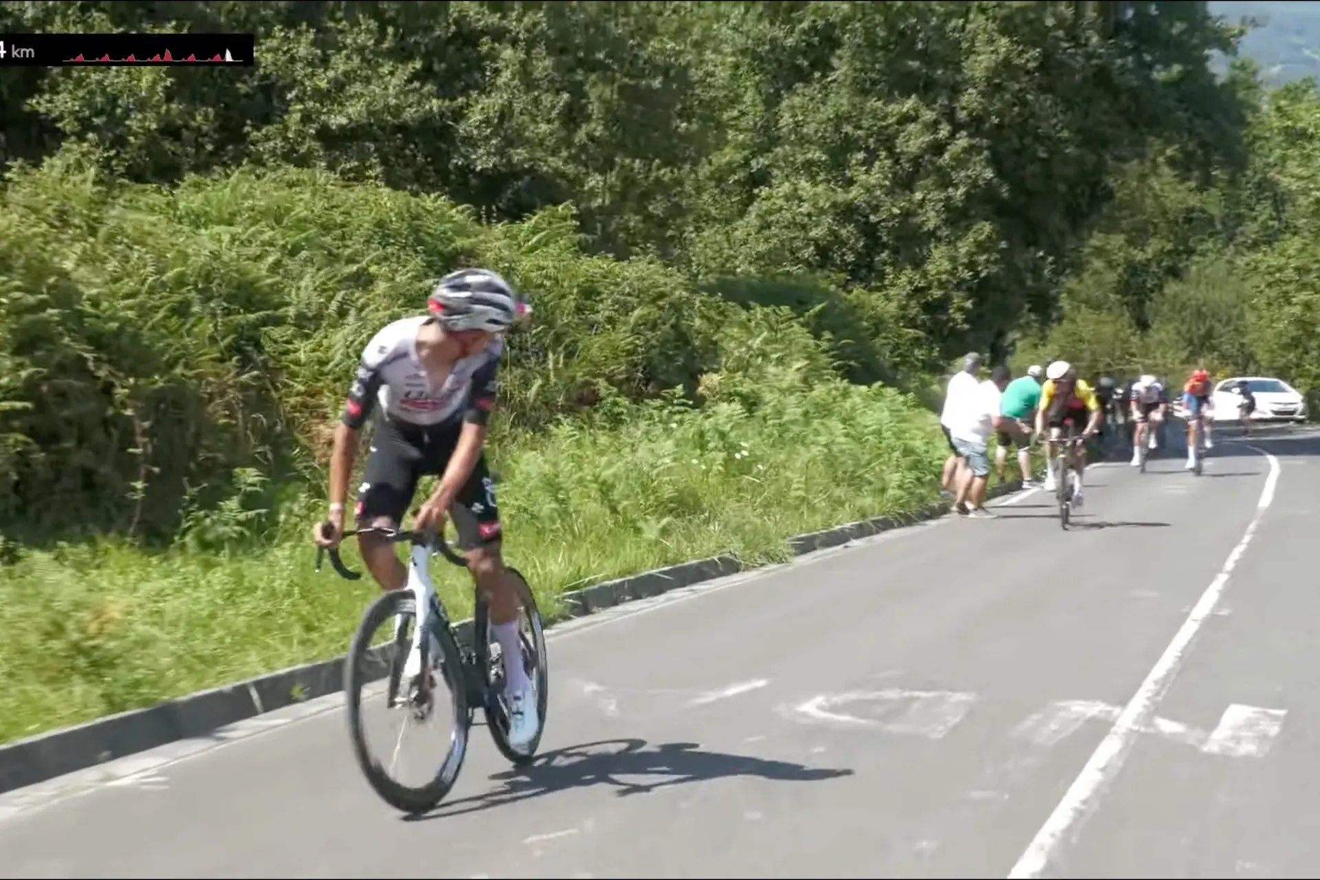 Del Toro unleashes unstoppable attack after Ayuso's lead-out to win Circuito de Getxo in Spain