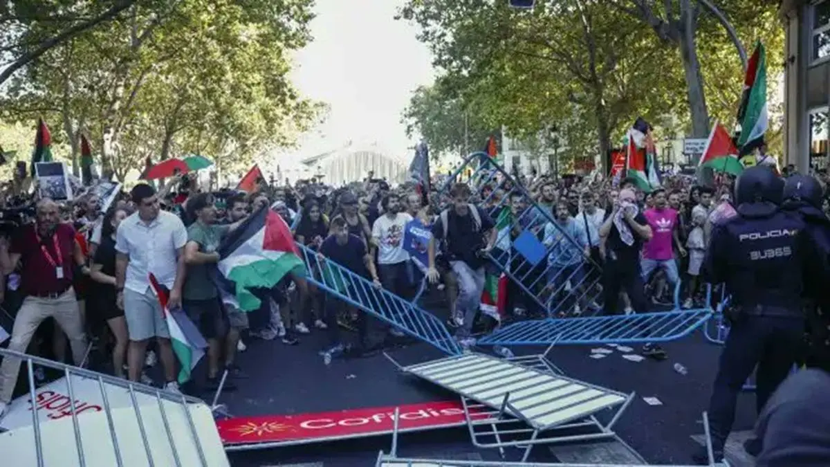 "People had thumbtacks and class": Madrid mayor explains why the Vuelta was halted