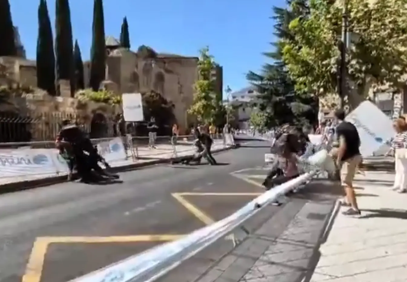 🎥 Applause for Vuelta organizers: time trial shortened for good reason, protesters forcefully removed from course