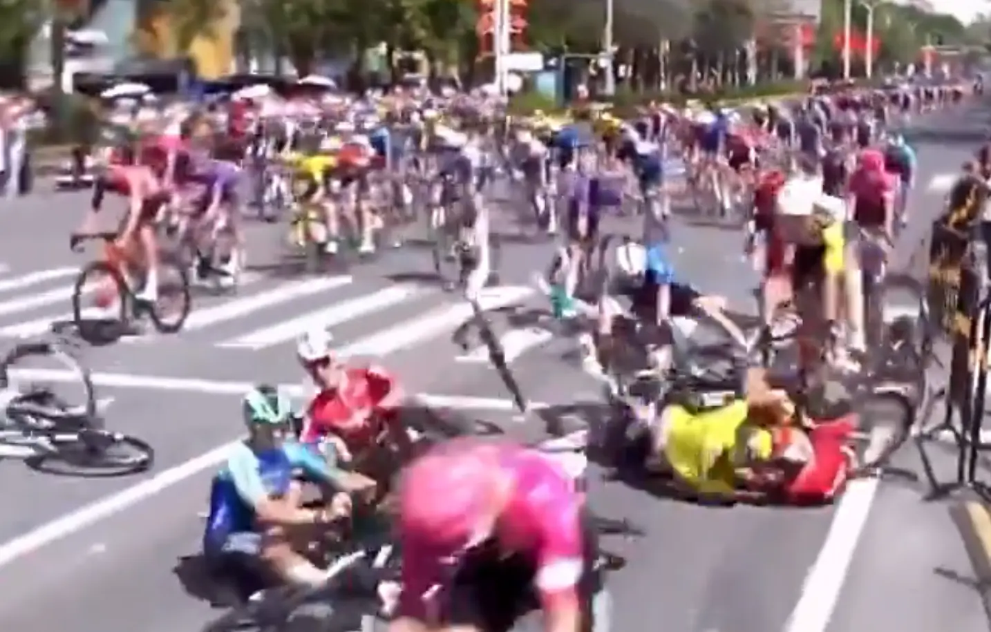 🎥 Massive crash disrupts opening stage in China, Visma | Lease a Bike and UAE assess the damage