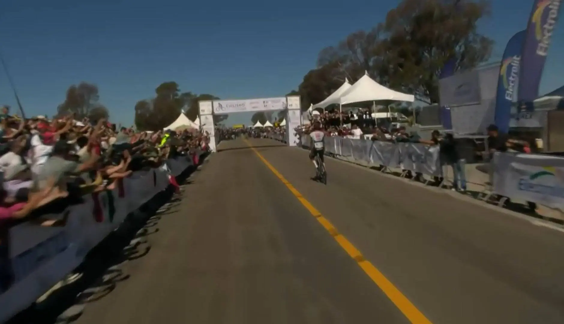 🎥 Rarely seen: Isaac Del Toro cheers on his girlfriend, hands out hundreds of high-fives, and secures another champion’s jersey